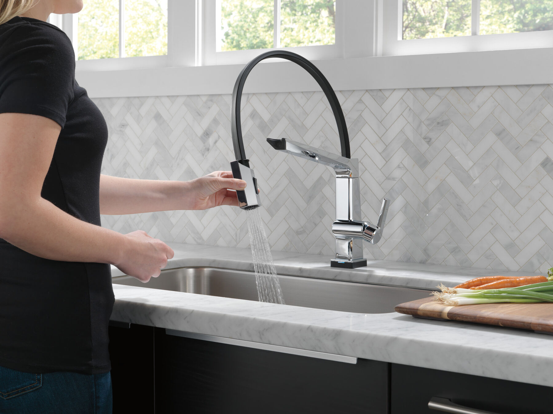 Single Handle Exposed Hose Kitchen Faucet with Touch<sub>2</sub>O Technology
