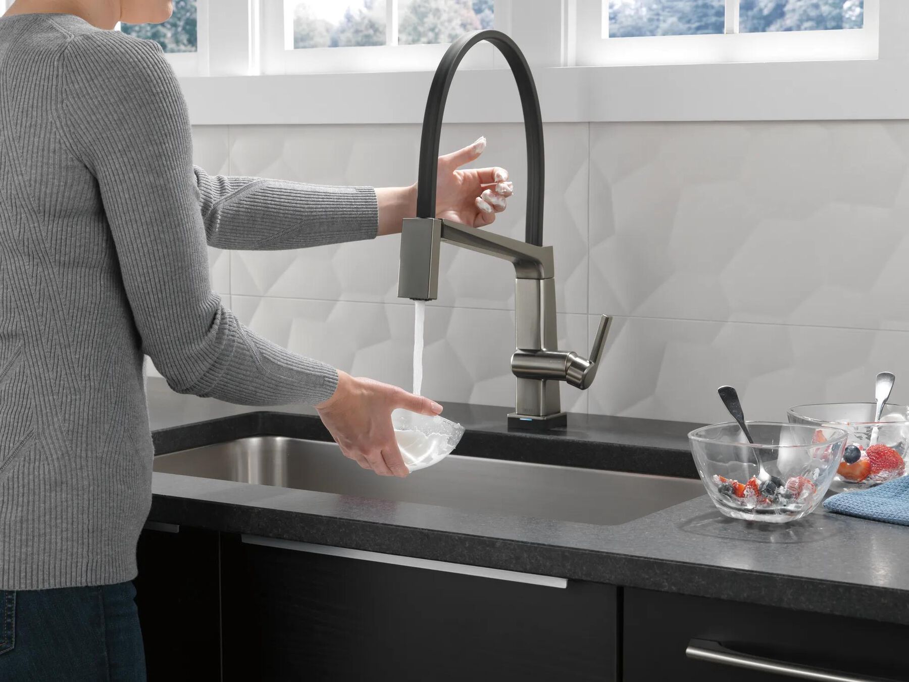Single Handle Exposed Hose Kitchen Faucet with Touch<sub>2</sub>O Technology