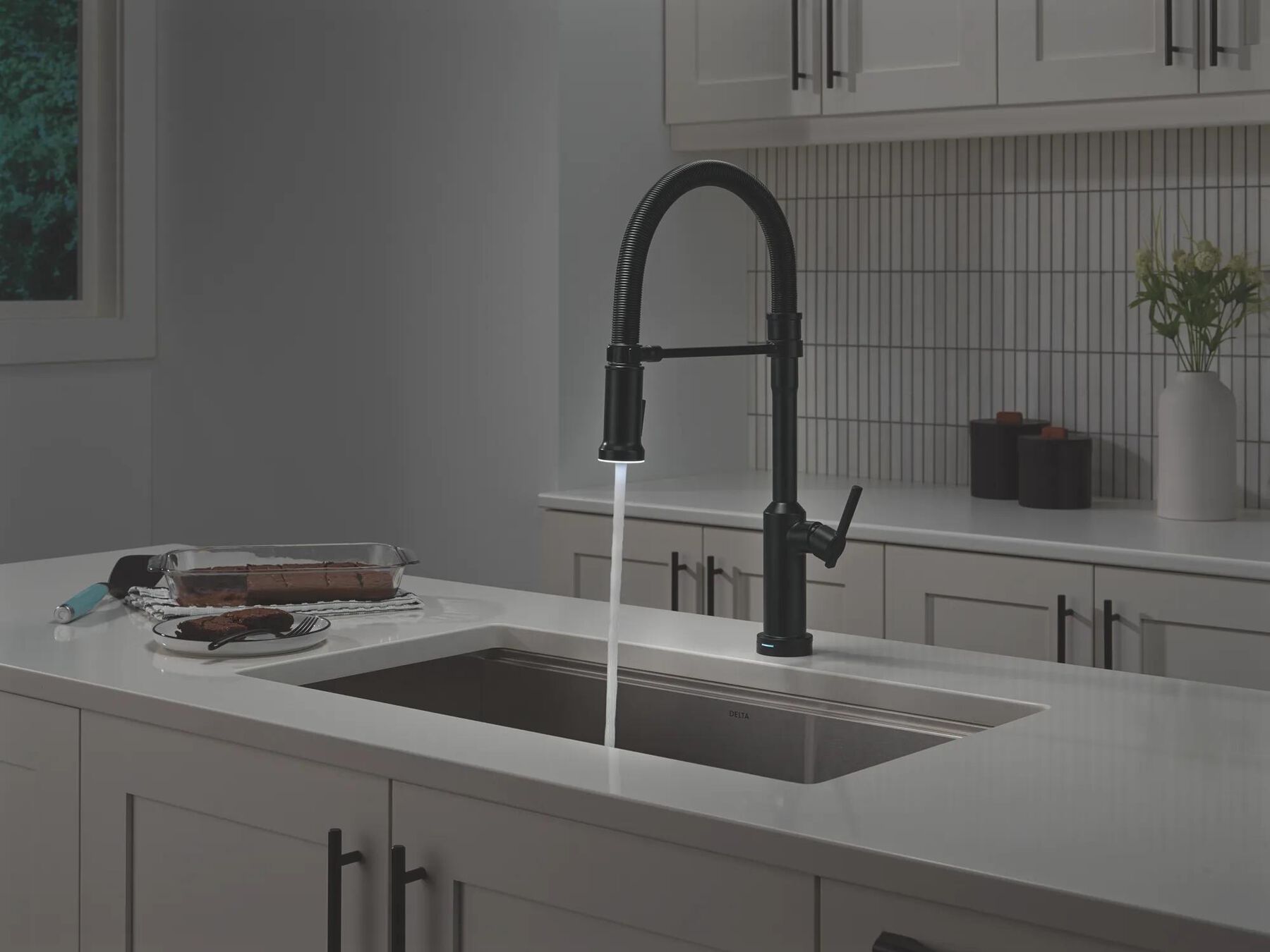 Touch2O&reg; Technology Kitchen Faucet with Touchless Technology