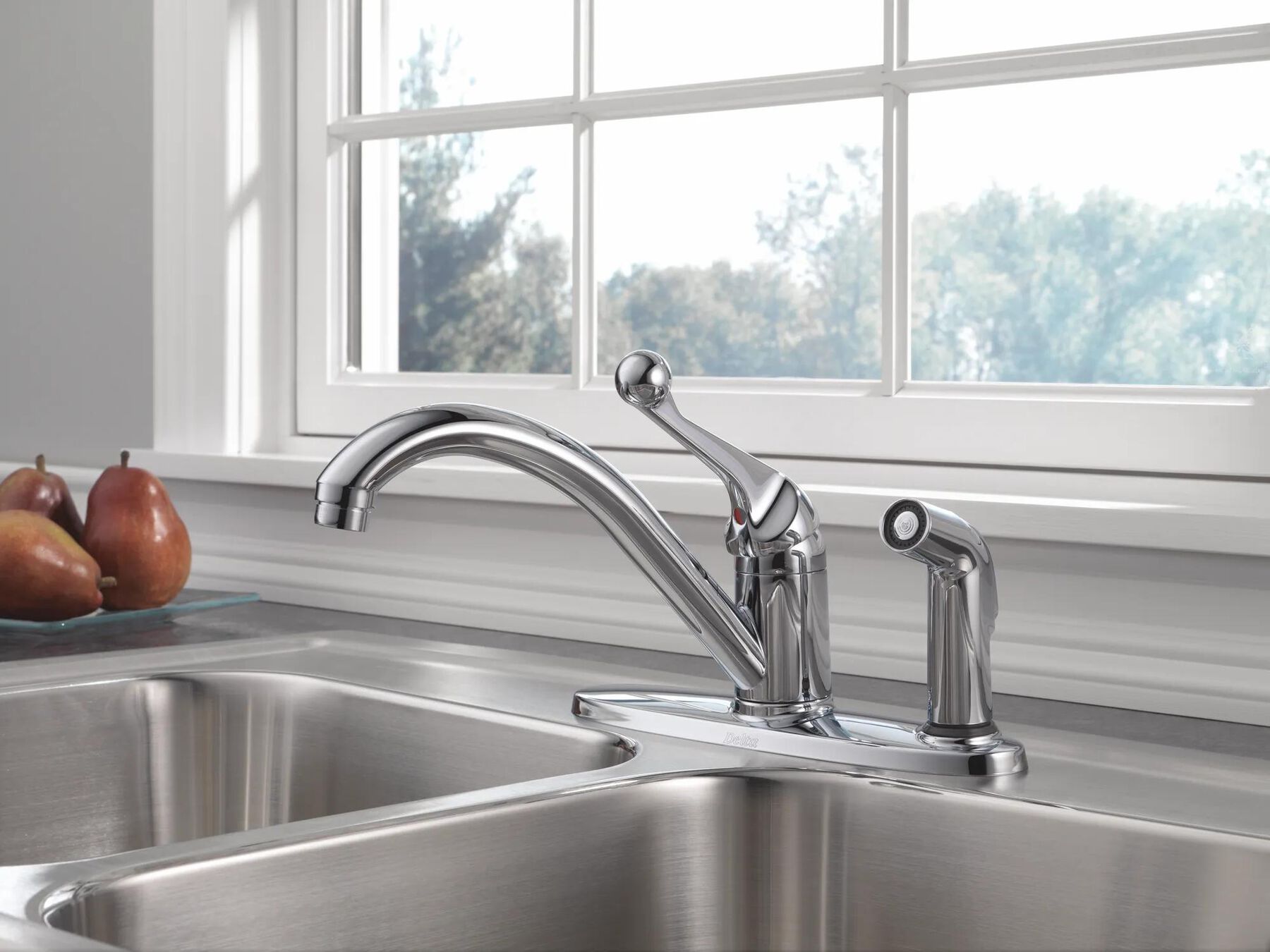 Single Handle Kitchen Faucet with Integral Spray