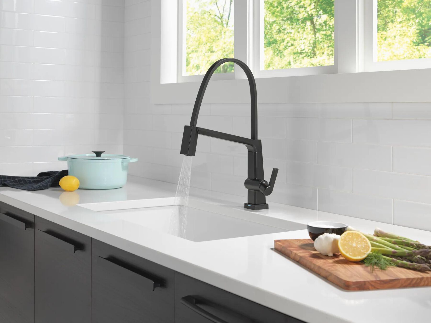 Single Handle Exposed Hose Kitchen Faucet With Touch2O Technology (Recertified)