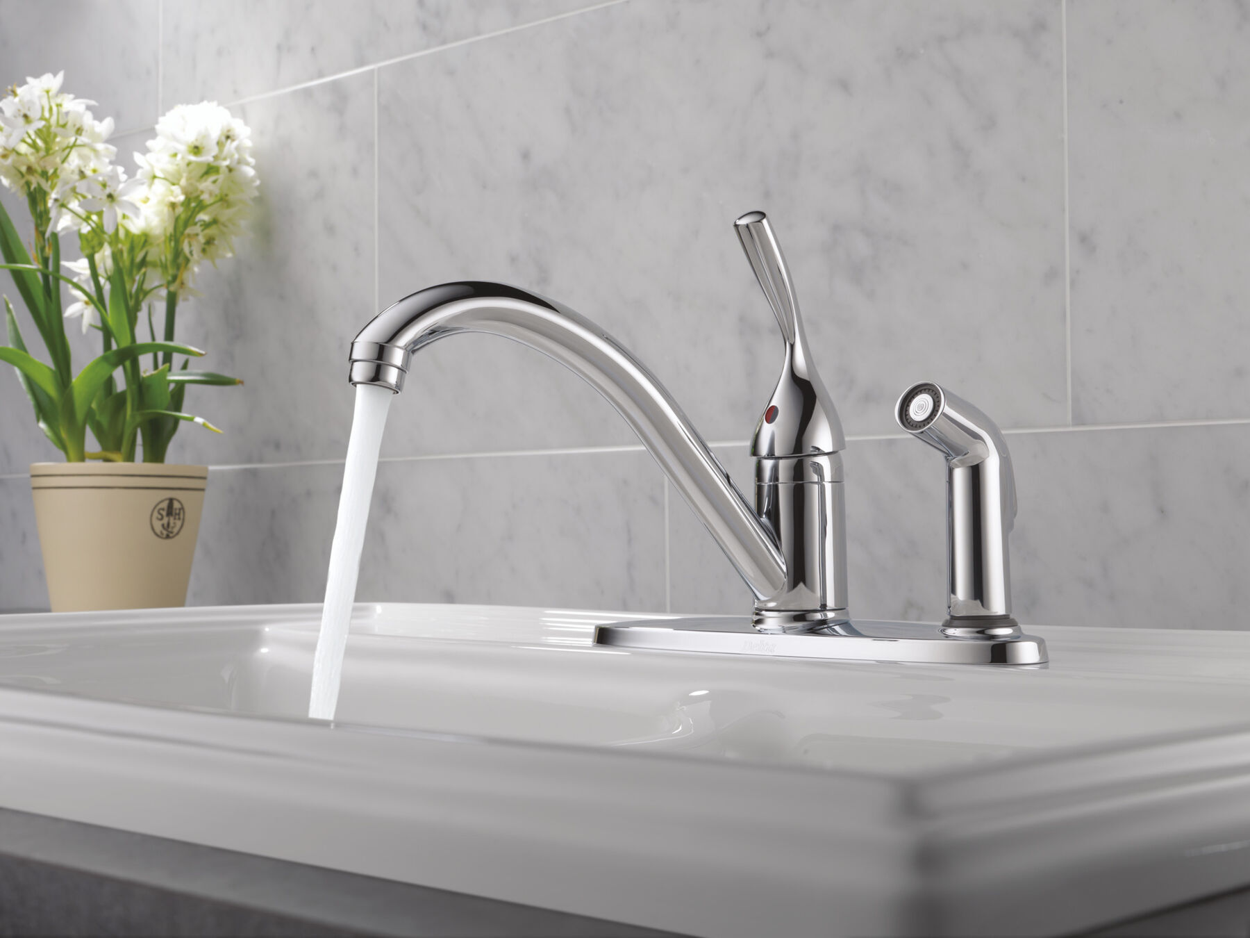 Single Handle Kitchen Faucet with Integral Spray (Recertified)