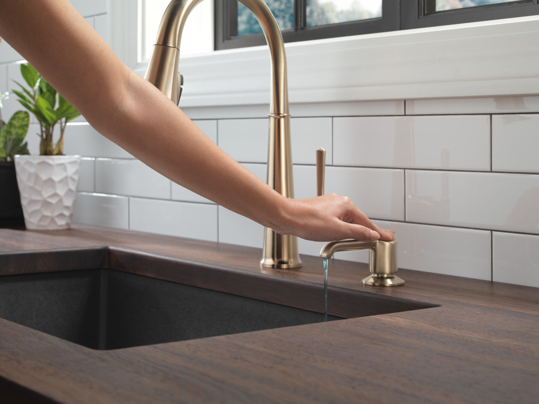 Single Handle Pull-Down Kitchen Faucet