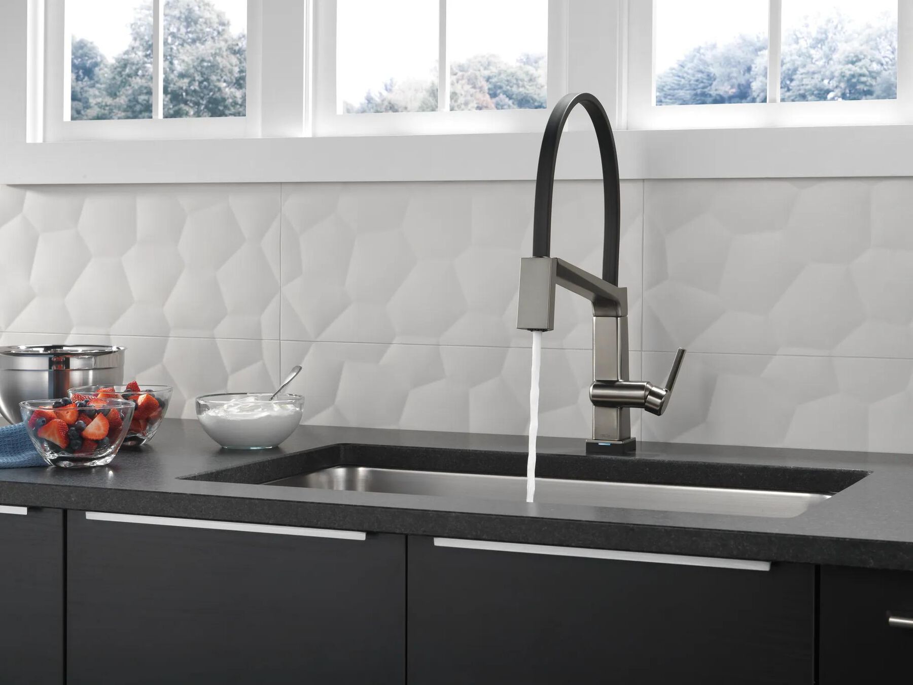Single Handle Exposed Hose Kitchen Faucet with Touch<sub>2</sub>O Technology