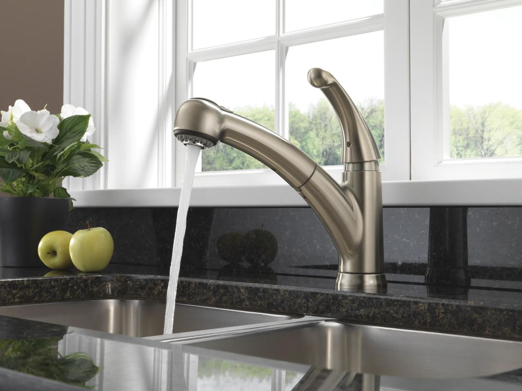 Single Handle Pull-Out Kitchen Faucet