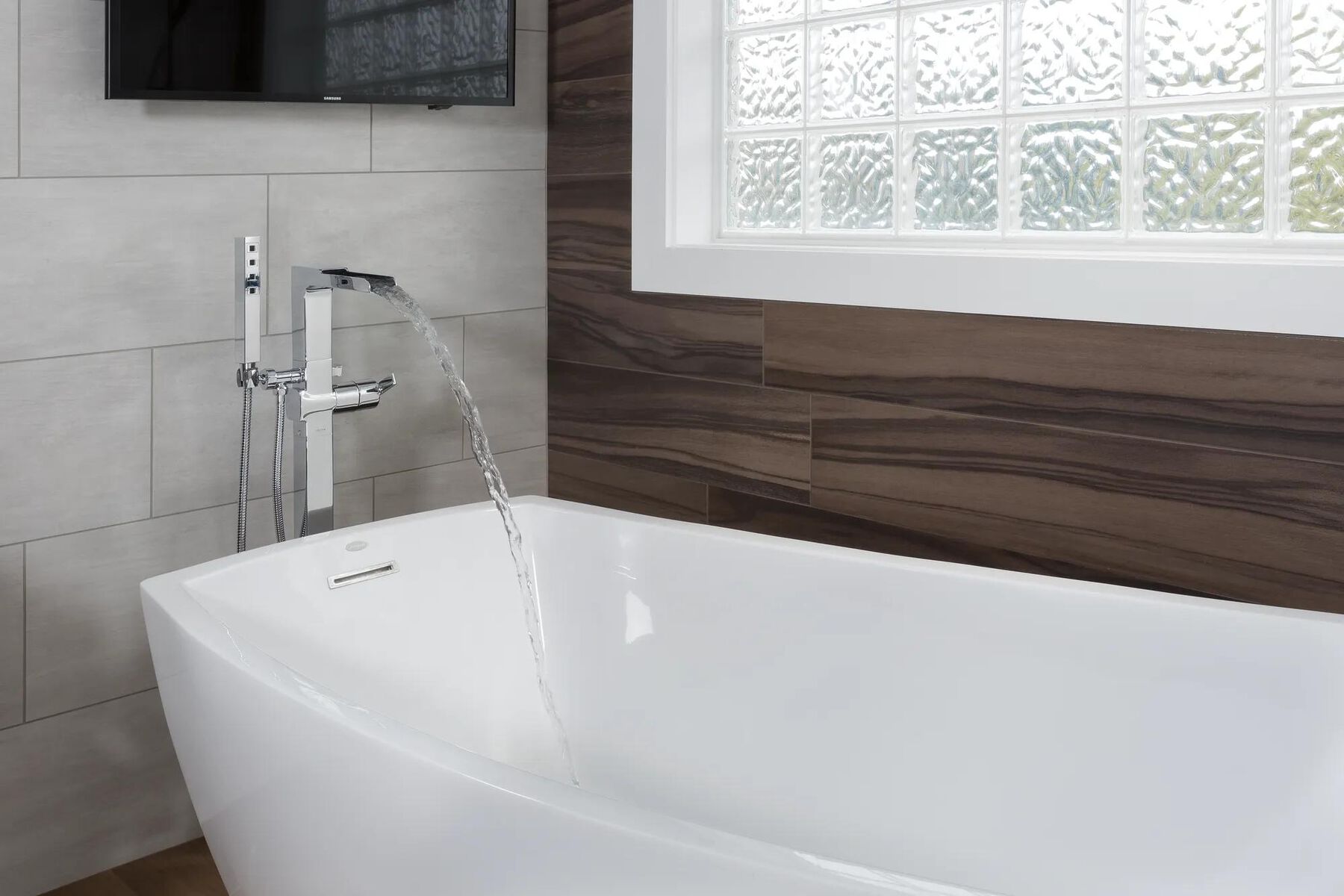Floor Mount Tub Filler Trim w/ HS (Recertified)