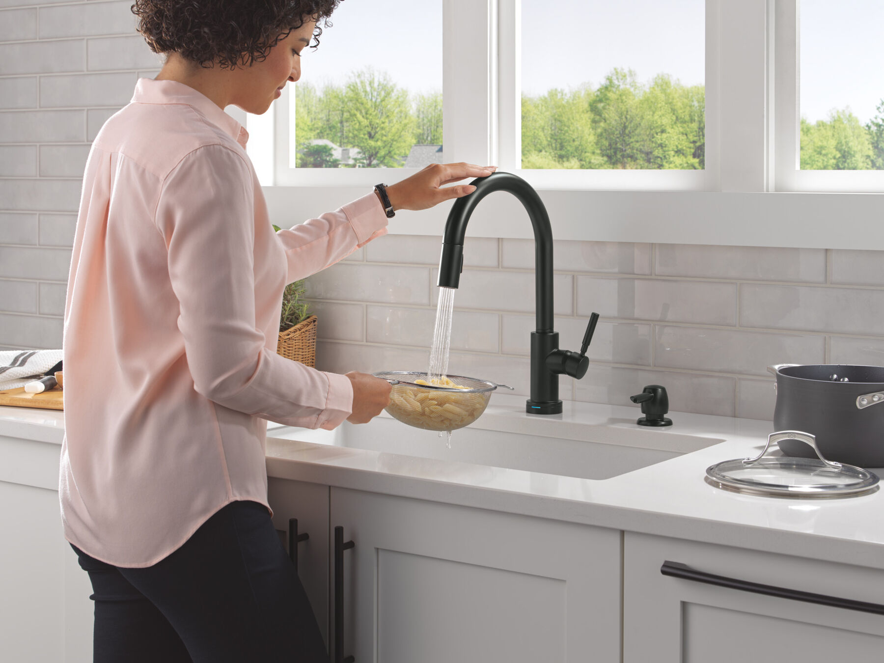 Single Handle Pull-Down Touch<sub>2</sub>O&reg; Technology Kitchen Faucet with Touchless Technology