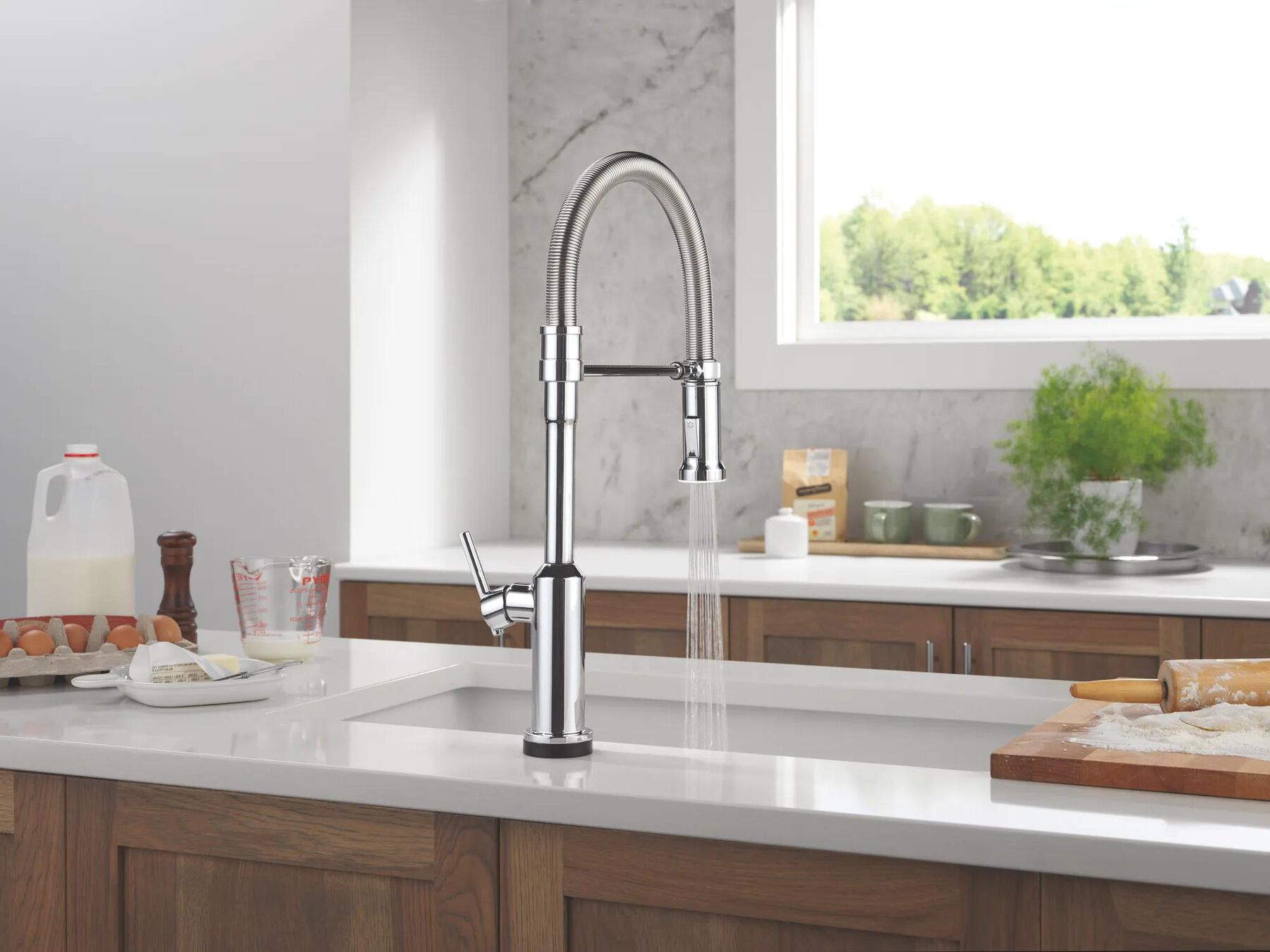 Touch2O&reg; Technology Kitchen Faucet with Touchless Technology