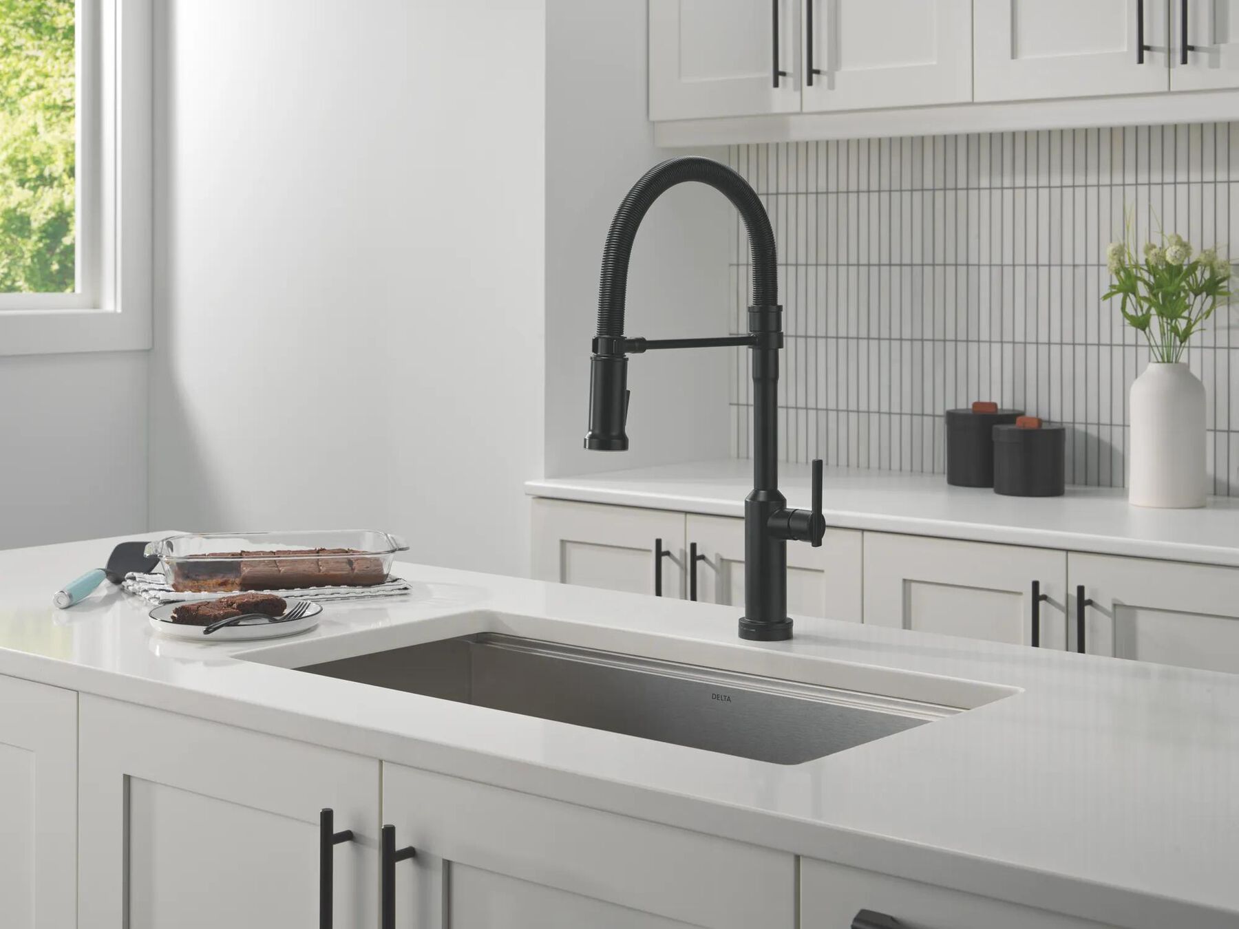 Touch2O&reg; Technology Kitchen Faucet with Touchless Technology