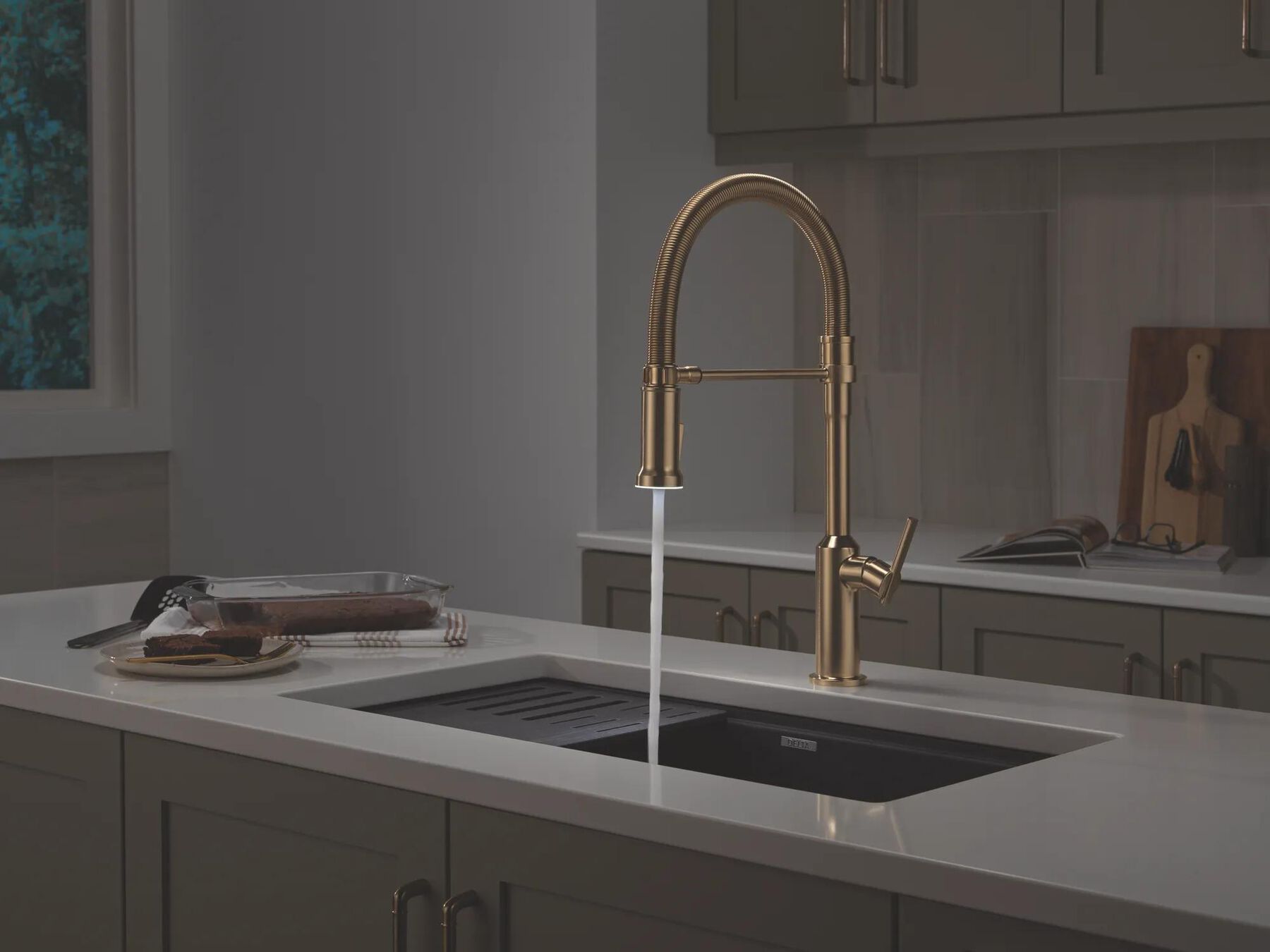 Single Handle Pull-Down Kitchen Faucet With Spring Spout