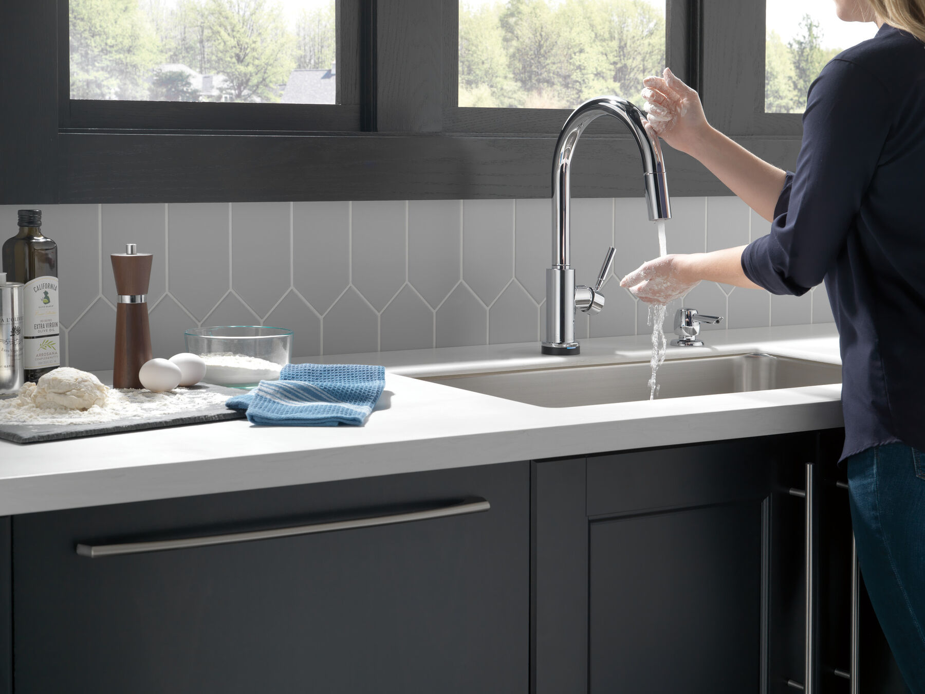 Single Handle Pull-Down Kitchen Faucet with Touch<sub>2</sub>O&reg; Technologyand Soap Dispenser