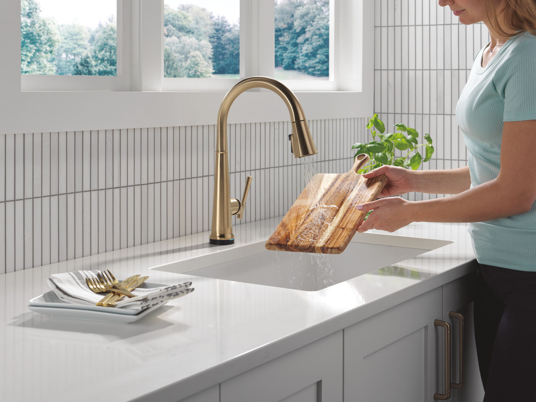 Touch<sub>2</sub>O&reg; Technology Kitchen Faucet with Touchless Technology