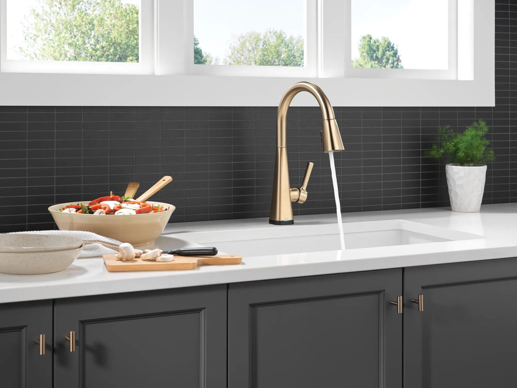 Single-Handle Pull-Down Kitchen Faucet with Touch<sub>2</sub>O&reg; Technology (Recertified)