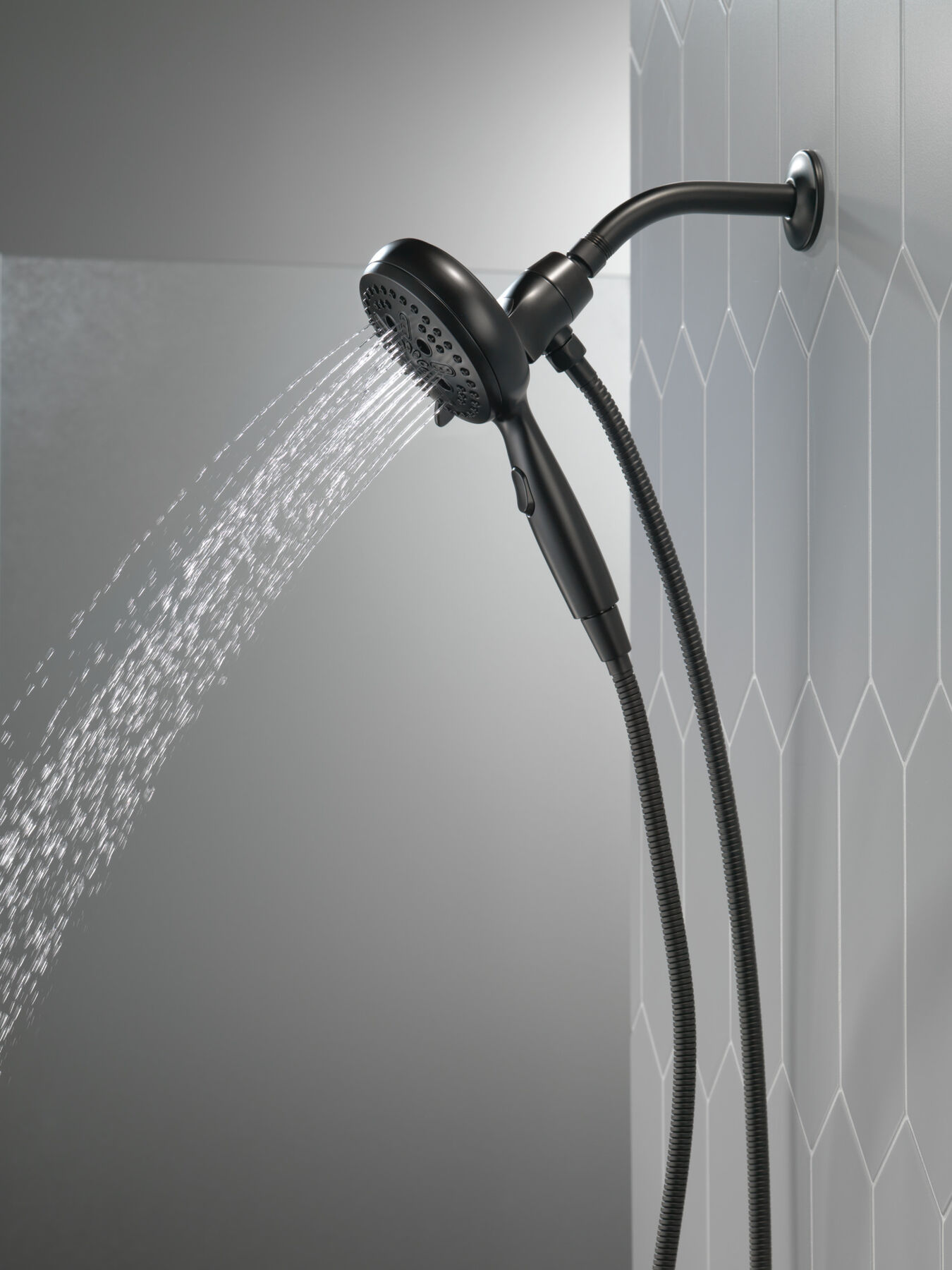 7-Setting SureDock&reg; Magnetic Hand Shower