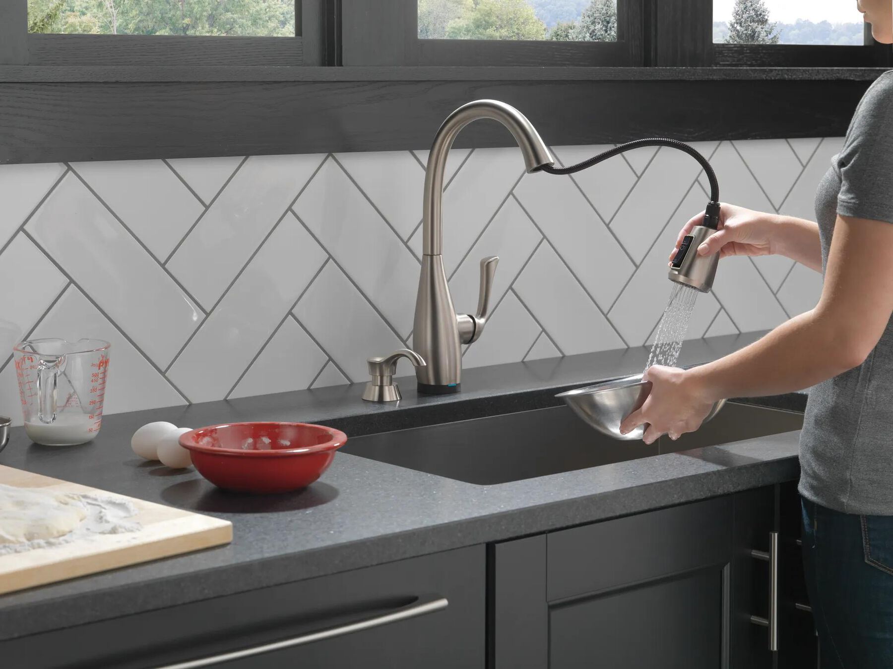 Single Handle Pull-Down Kitchen Faucet with Touch2O&reg; and ShieldSpray&reg; Technologies (Recertified)