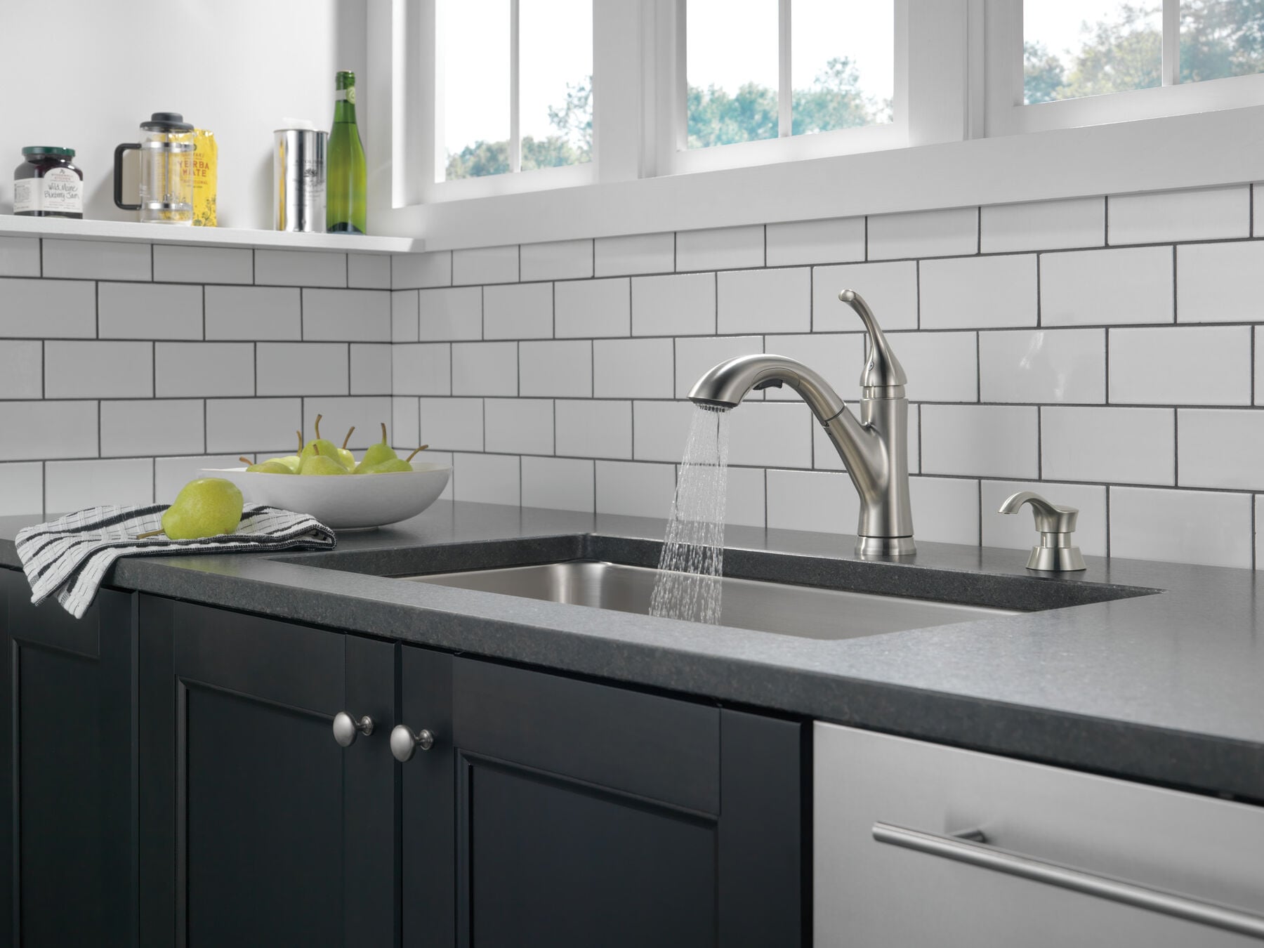 Single Handle Pull-Out Kitchen Faucet