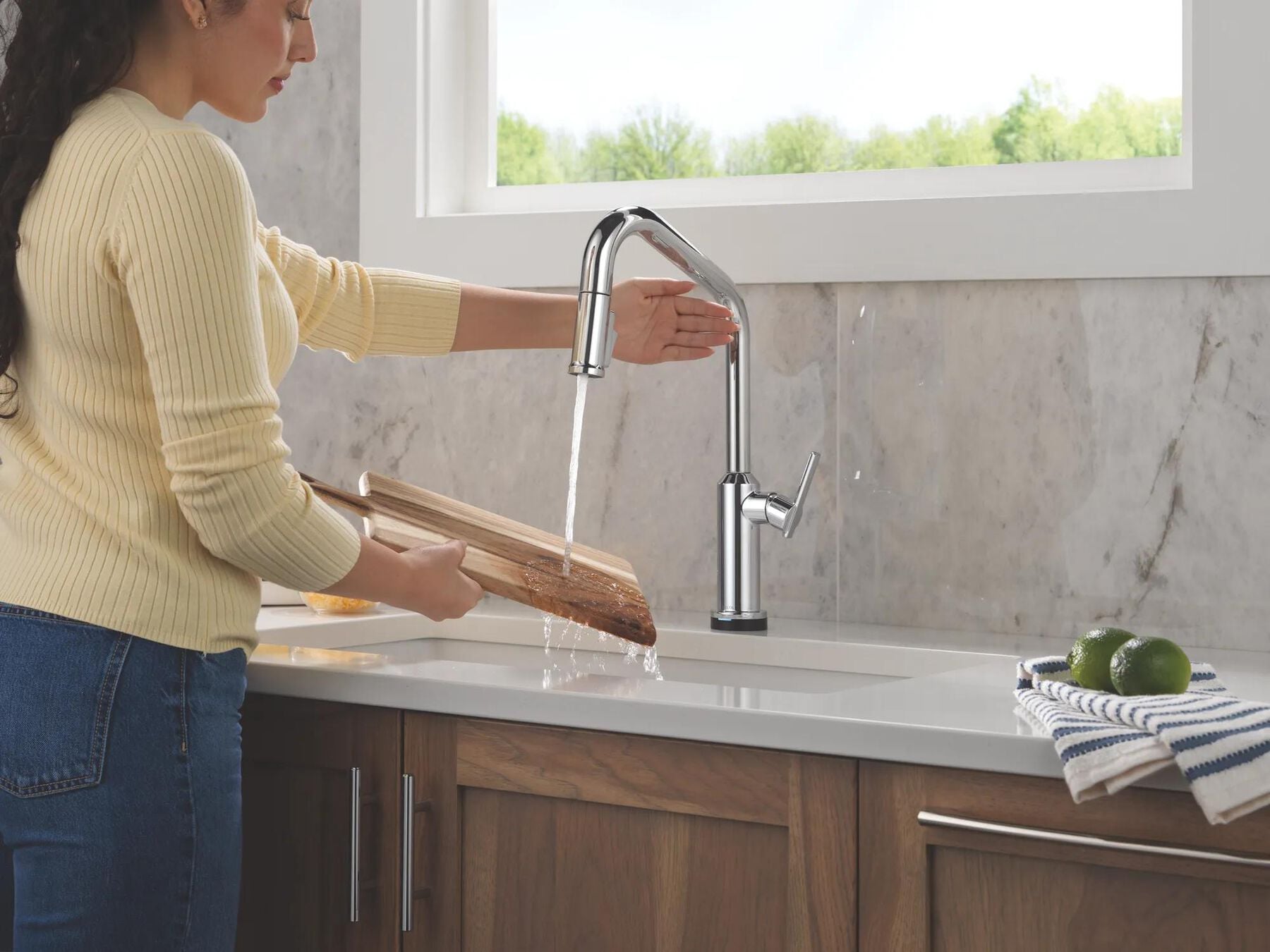 Touch2O&reg; Technology Kitchen Faucet with Touchless Technology
