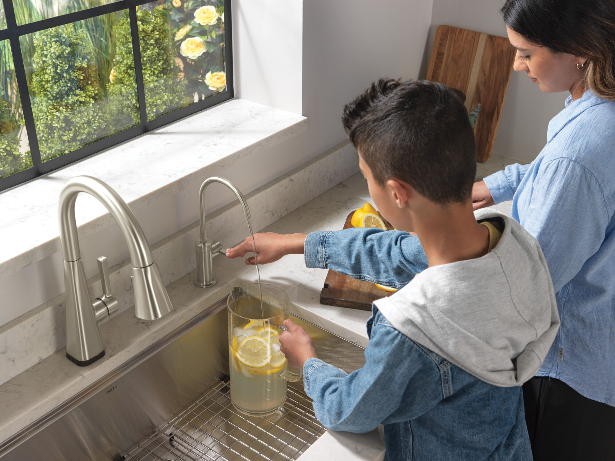 Single-Handle Pull-Down Kitchen Faucet with Touch2O® Technology in