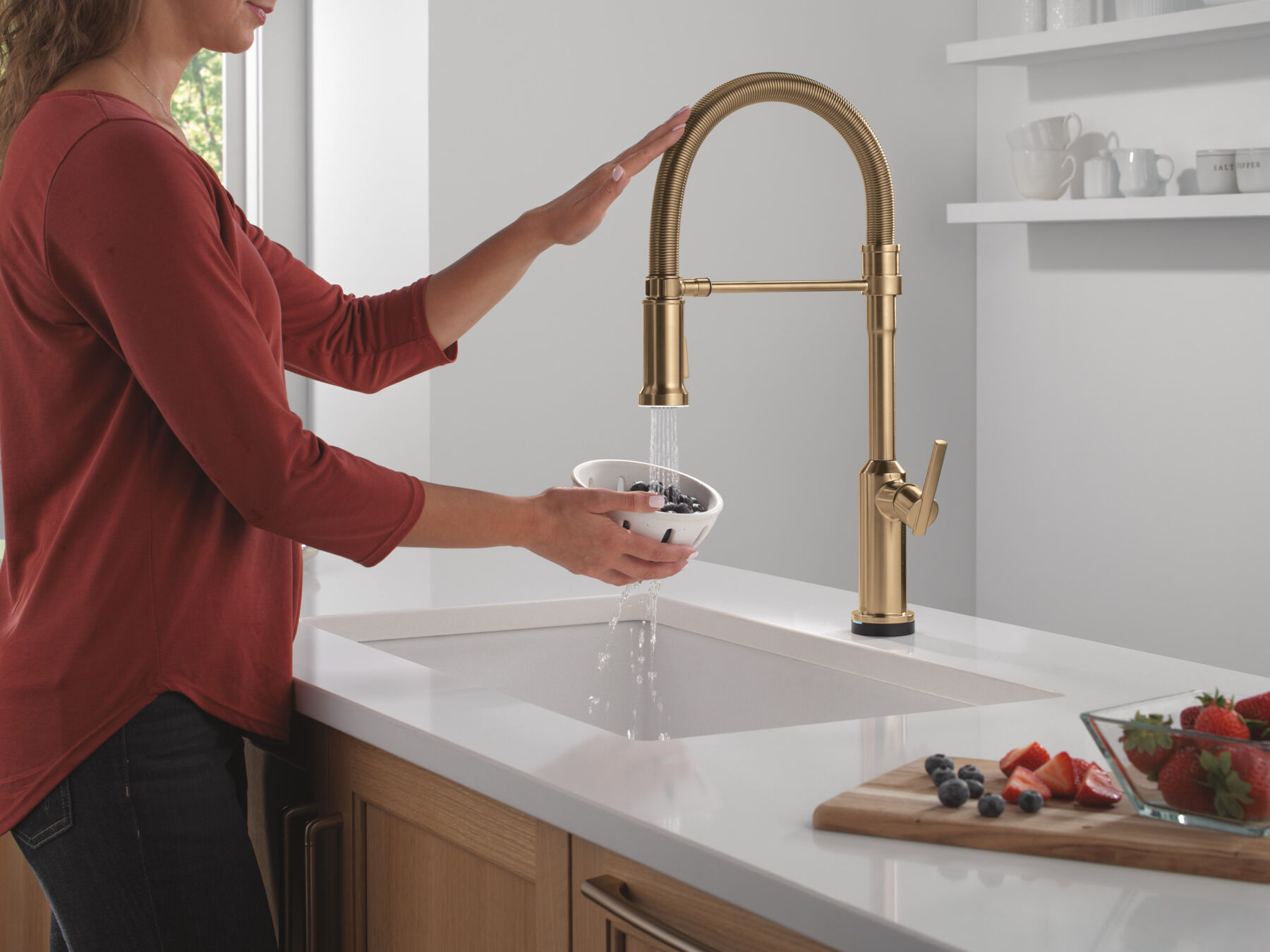 Touch2O&reg; Technology Kitchen Faucet with Touchless Technology