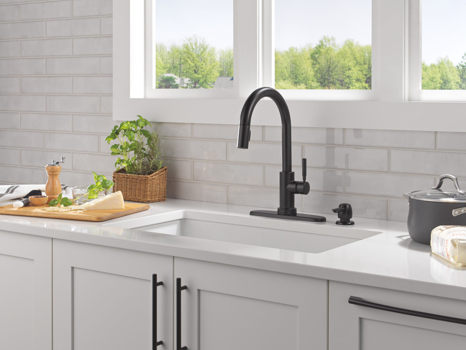 Single Handle Pull-Down Touch<sub>2</sub>O&reg; Technology Kitchen Faucet with Touchless Technology