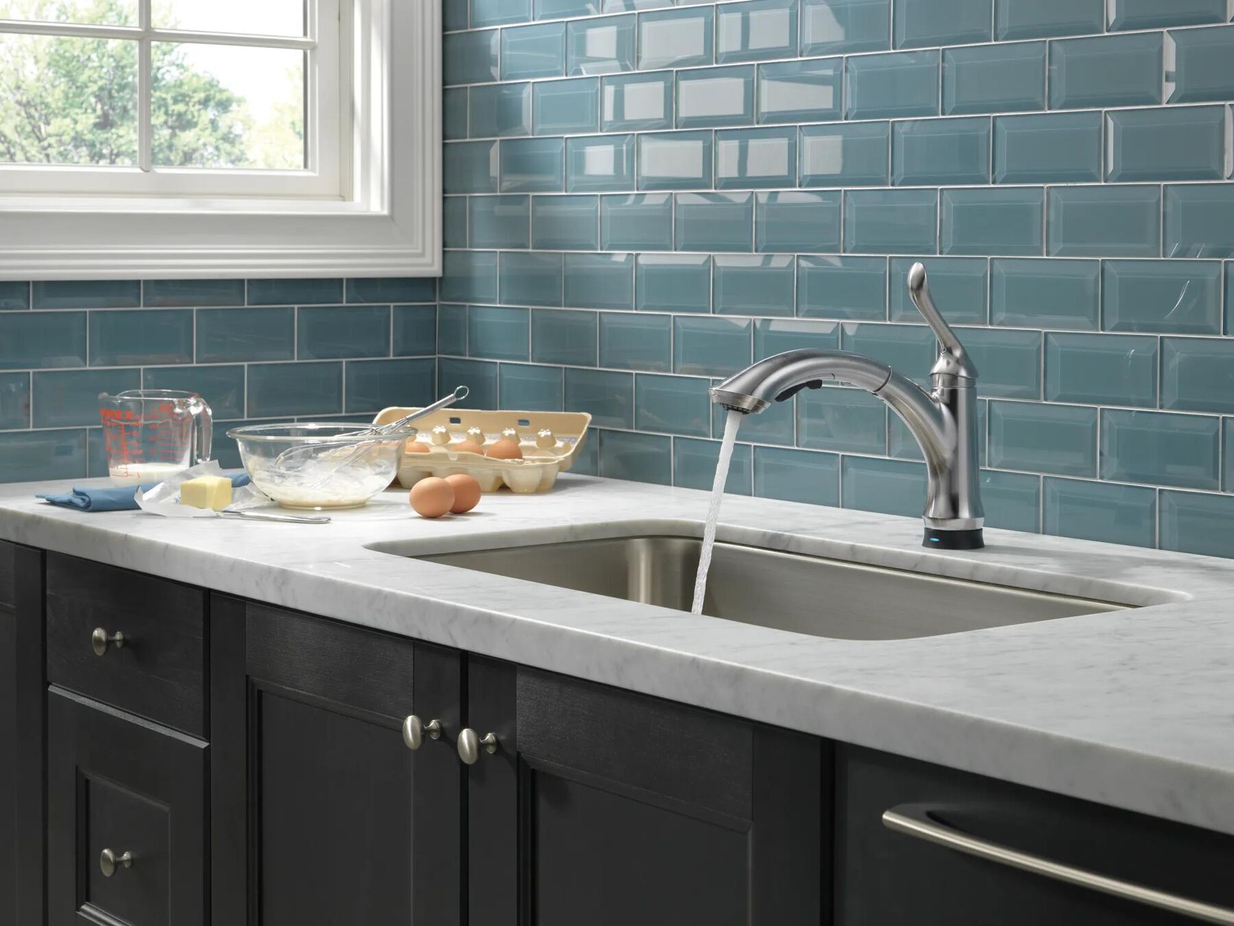 Single Handle Pull-Out Kitchen Faucet with Touch2O&reg; Technology