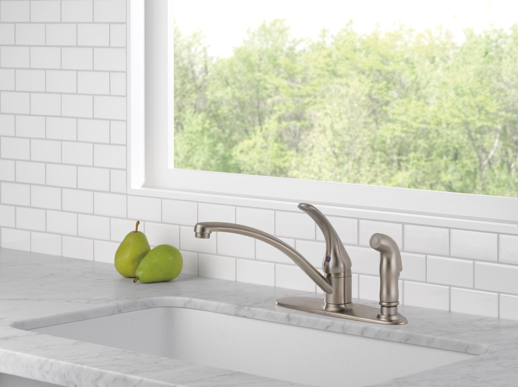 Single Handle Kitchen Faucet with Integral Spray (Recertified)