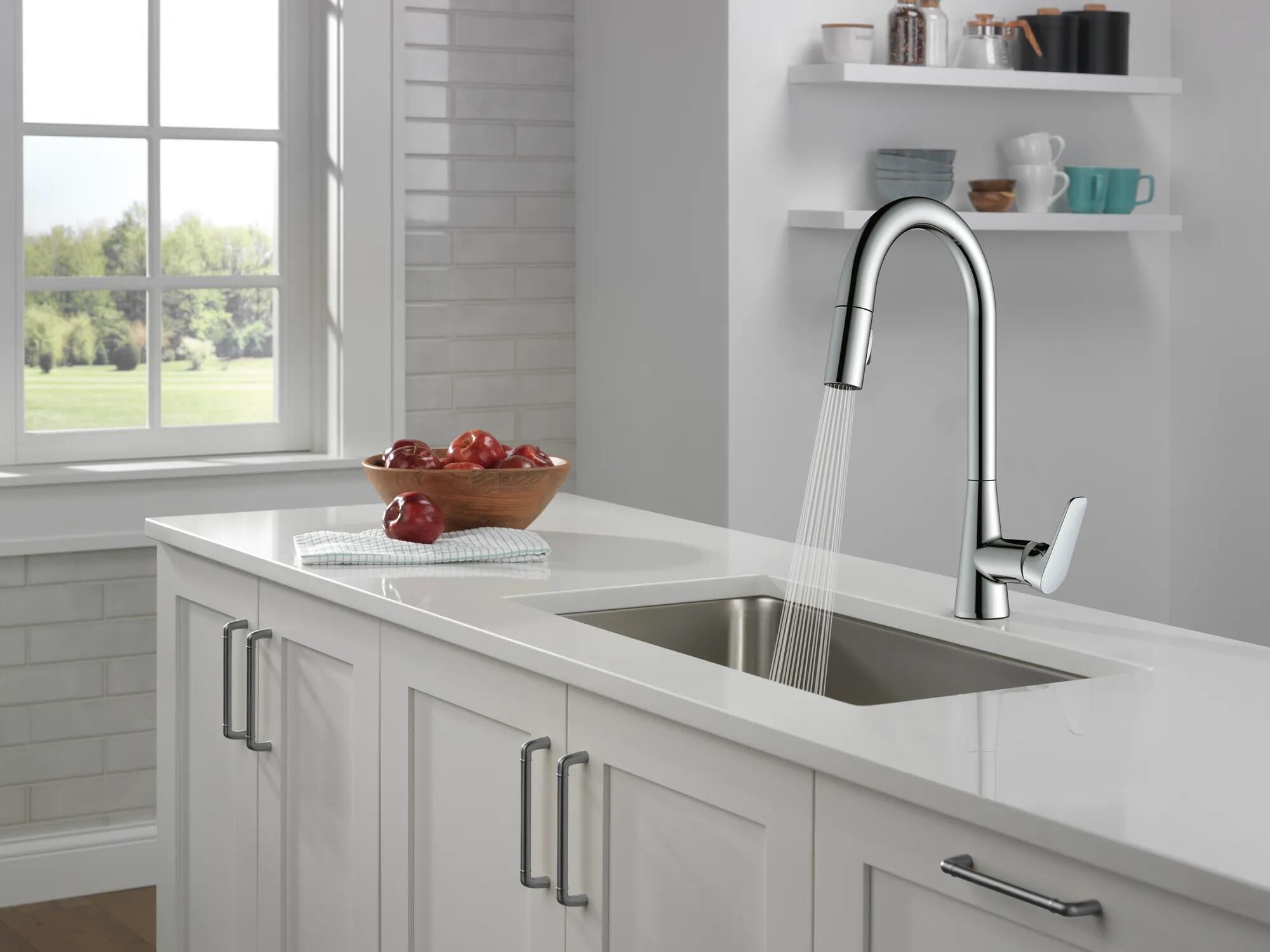 Single Handle Pull-Down Kitchen Faucet in Chrome 91355 | Delta Faucet