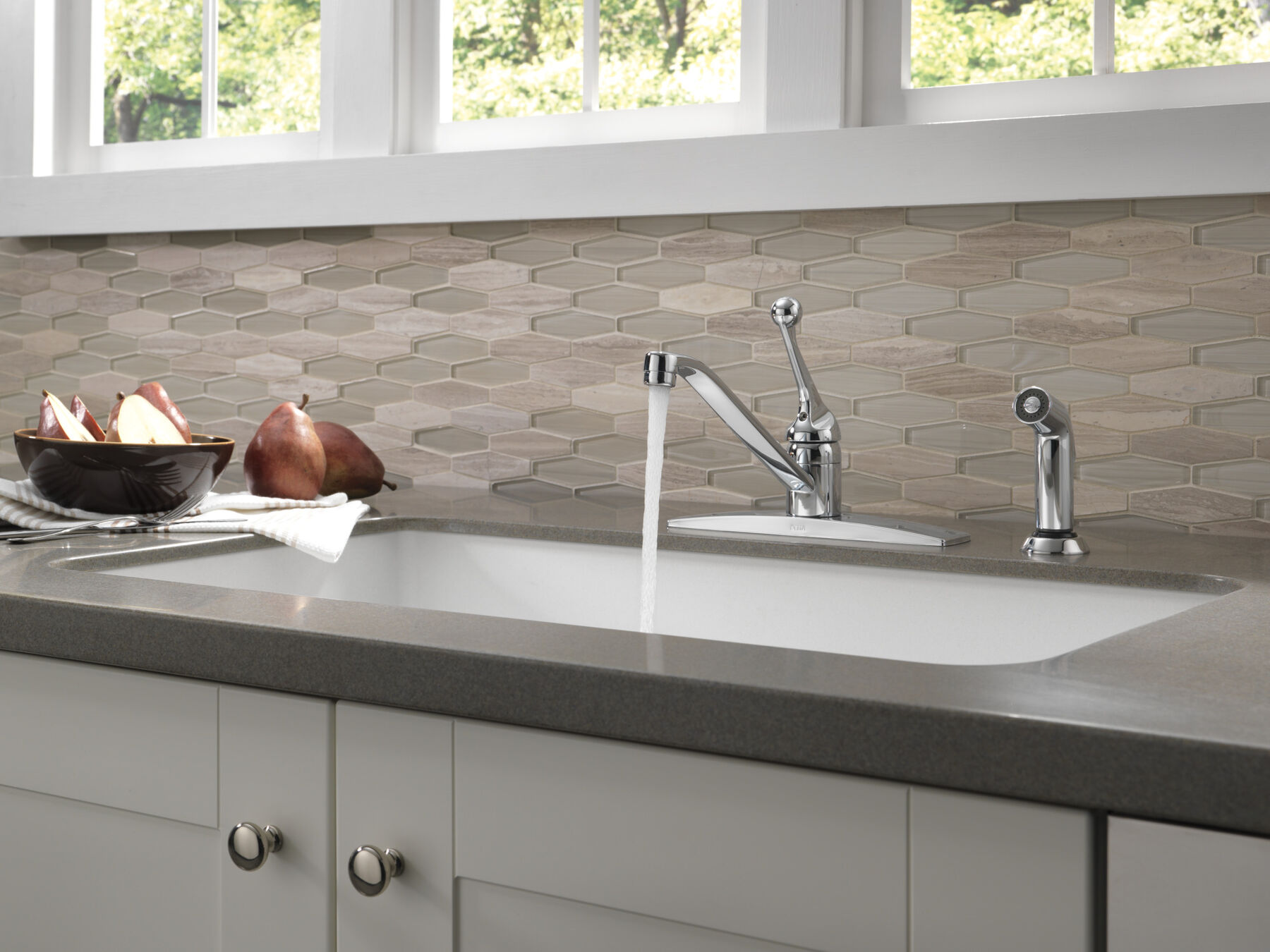 Kitchen Faucet w/Spray (Recertified)