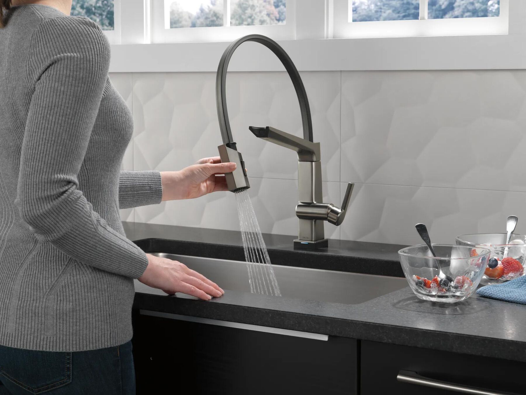 Single Handle Exposed Hose Kitchen Faucet with Touch<sub>2</sub>O Technology