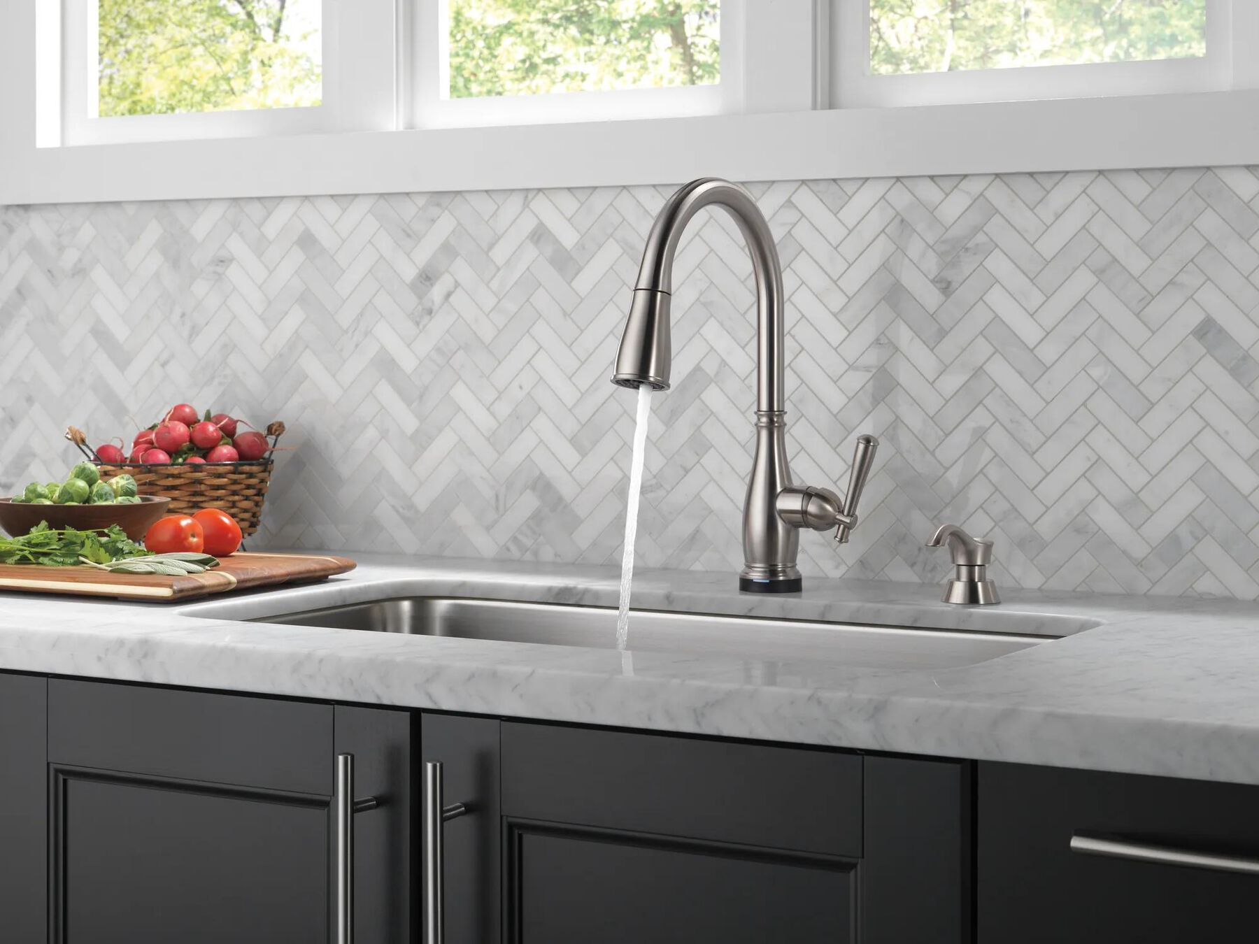 Single Handle Pull-Down Kitchen Faucet with Touch<sub>2</sub>O&reg; Technology and ShieldSpray&reg; Technologies (Recertified)