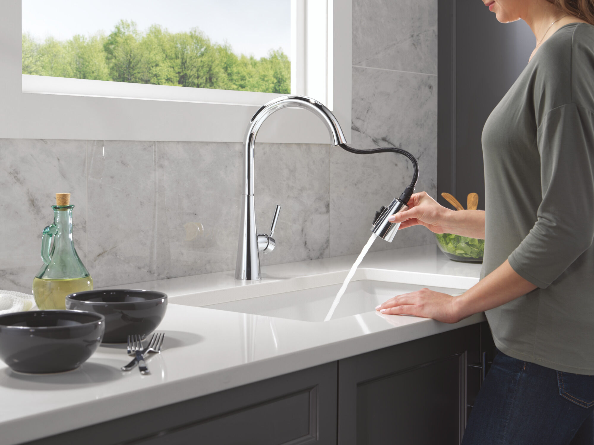 Single Handle Kitchen Pull-Down Faucet in Chrome 19846Z-DST