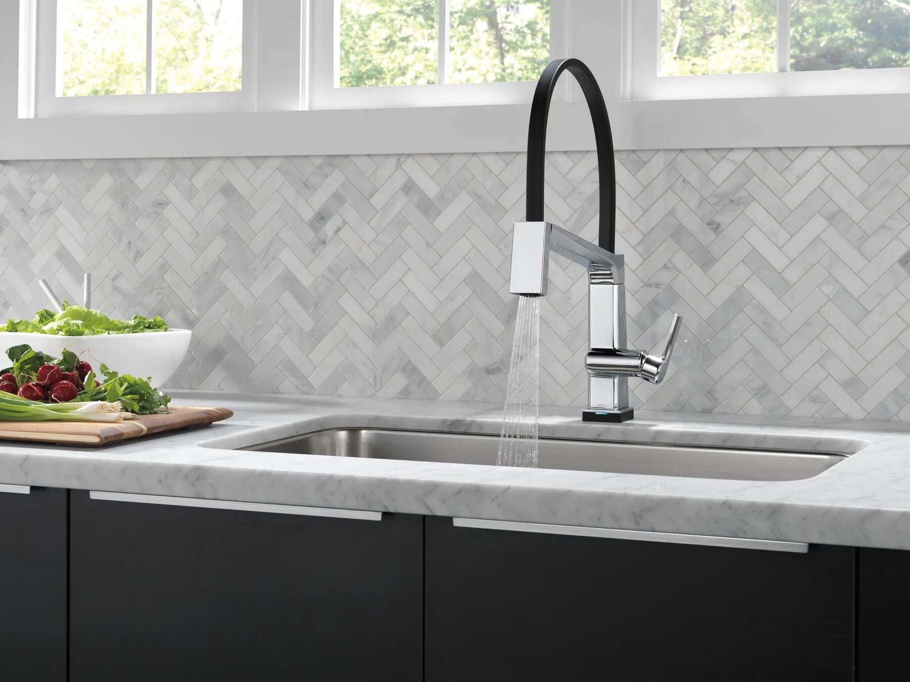 Single Handle Exposed Hose Kitchen Faucet with Touch<sub>2</sub>O Technology