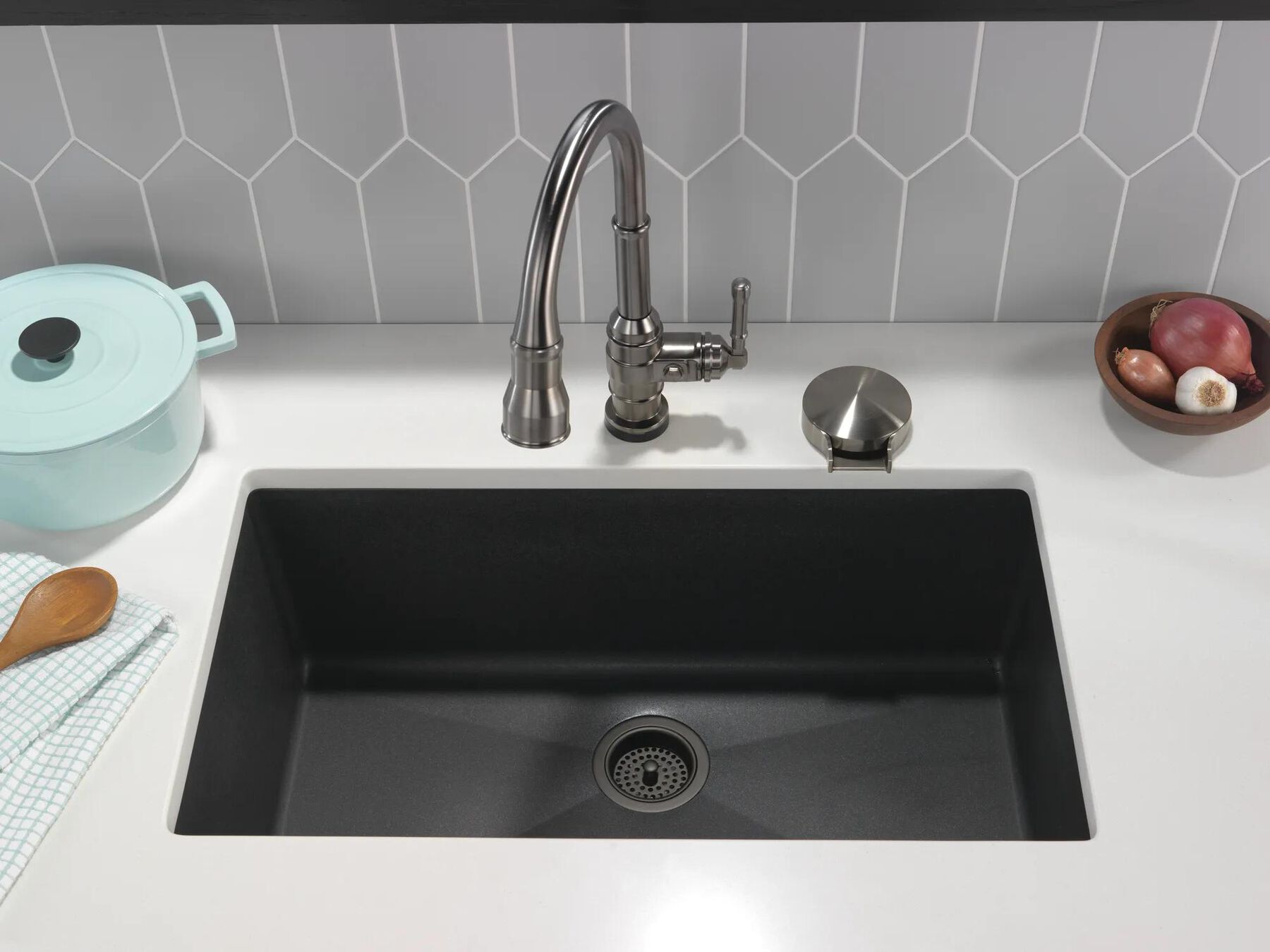 Single Handle Pull-Down Kitchen Faucet With Touch<sub>2</sub>O&reg;  Technology