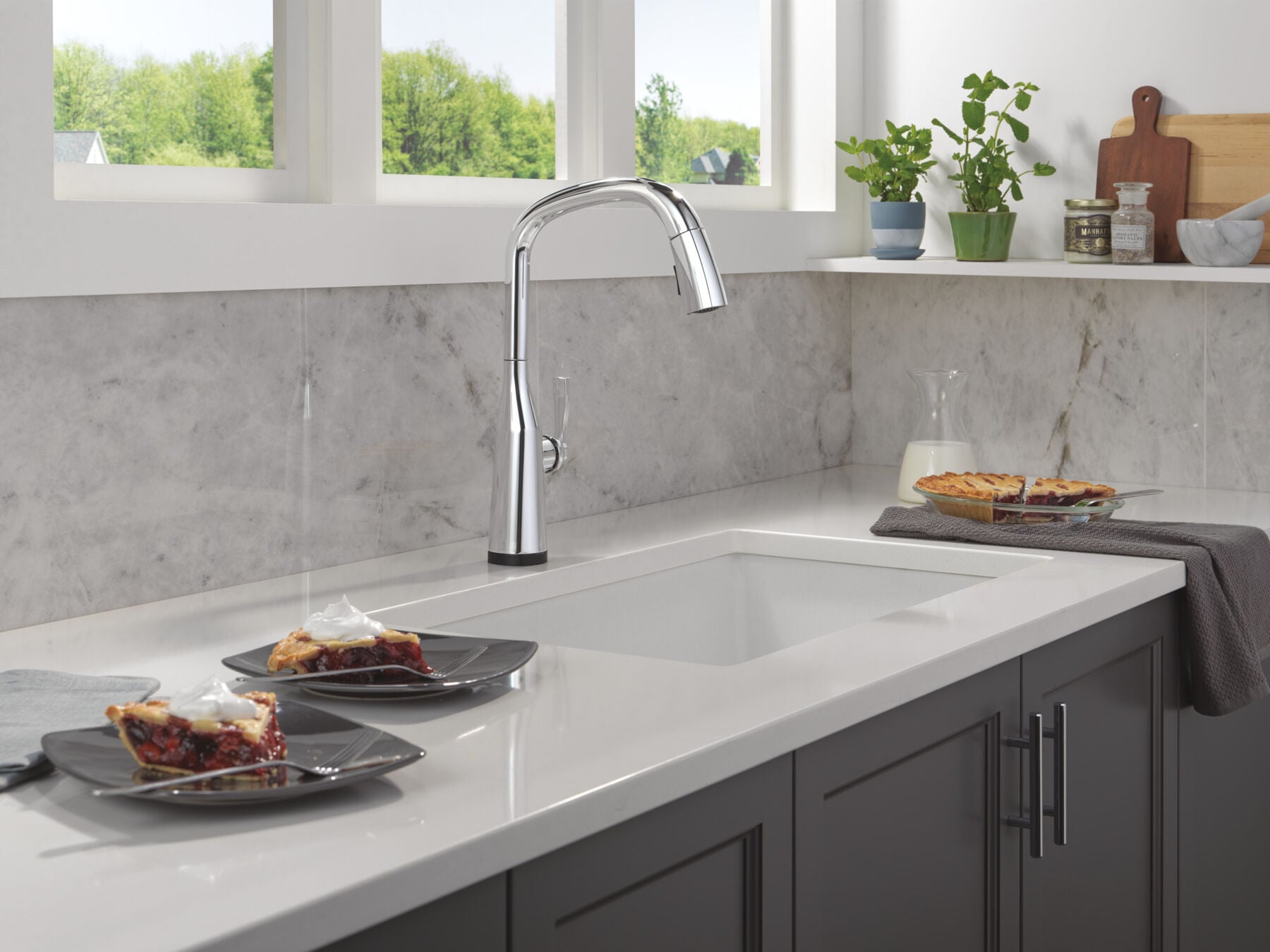 Touch<sub>2</sub>O&reg; Technology Kitchen Faucet with Touchless Technology