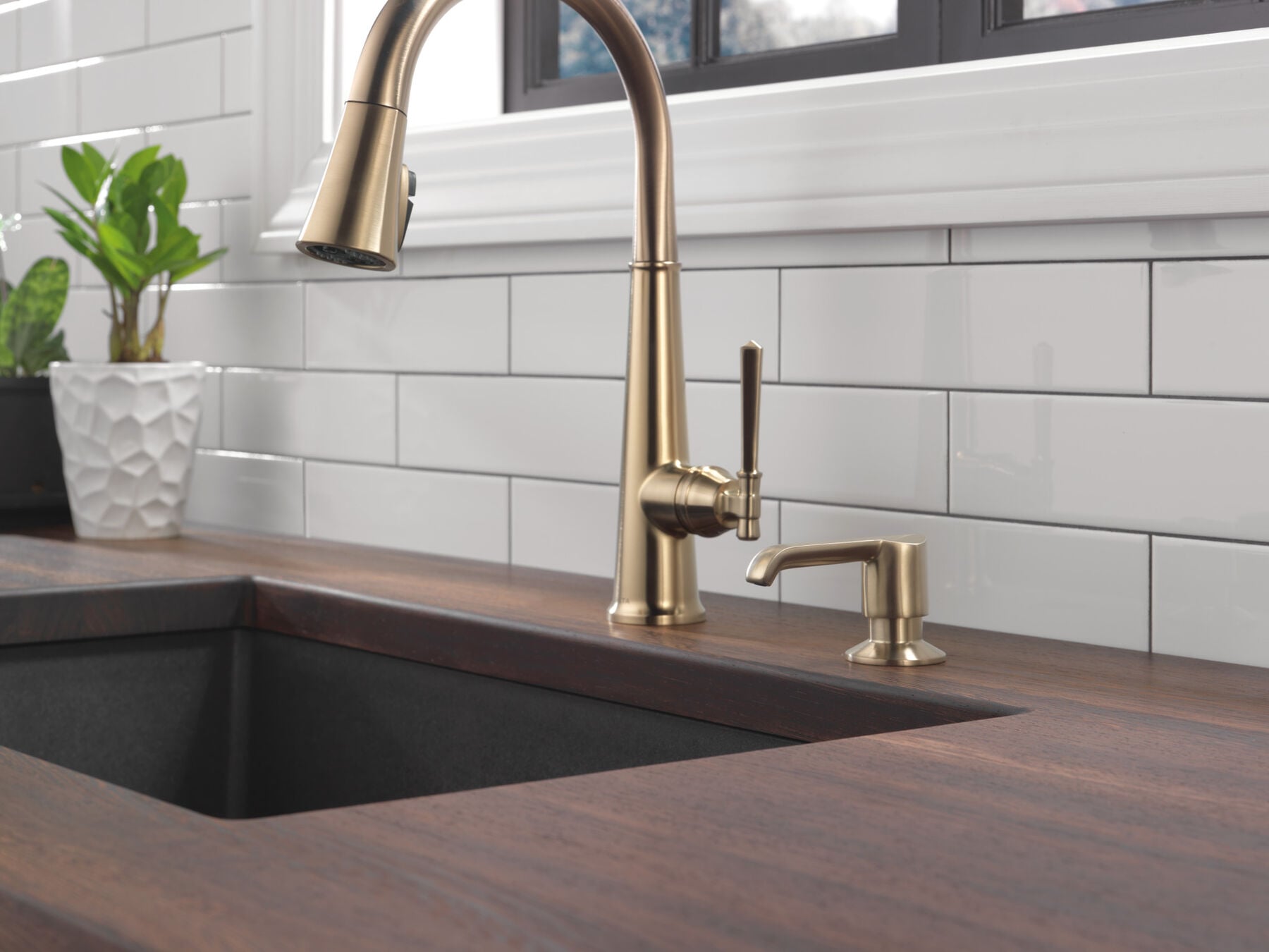 Single Handle Pull-Down Kitchen Faucet