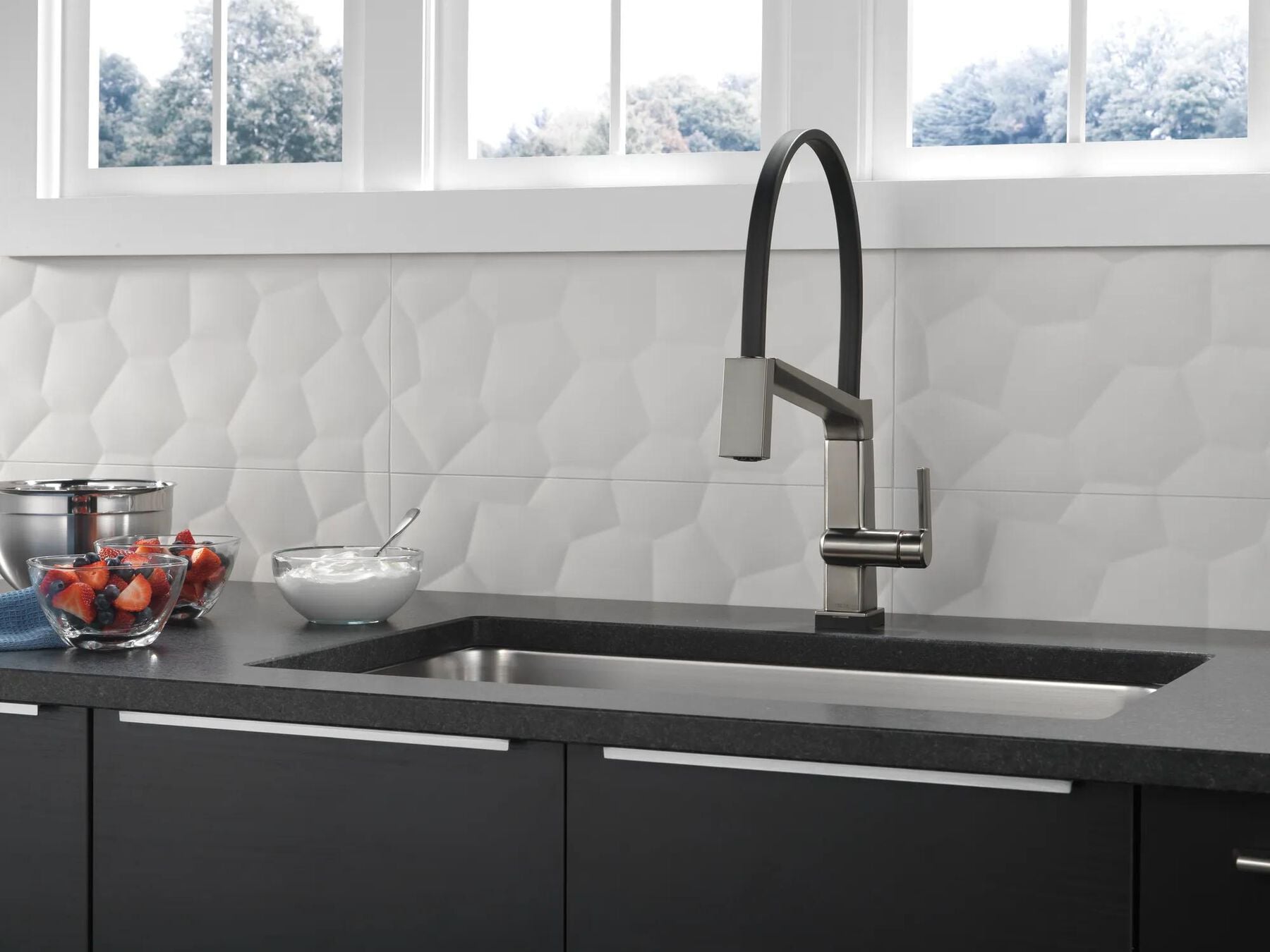 Single Handle Exposed Hose Kitchen Faucet with Touch<sub>2</sub>O Technology