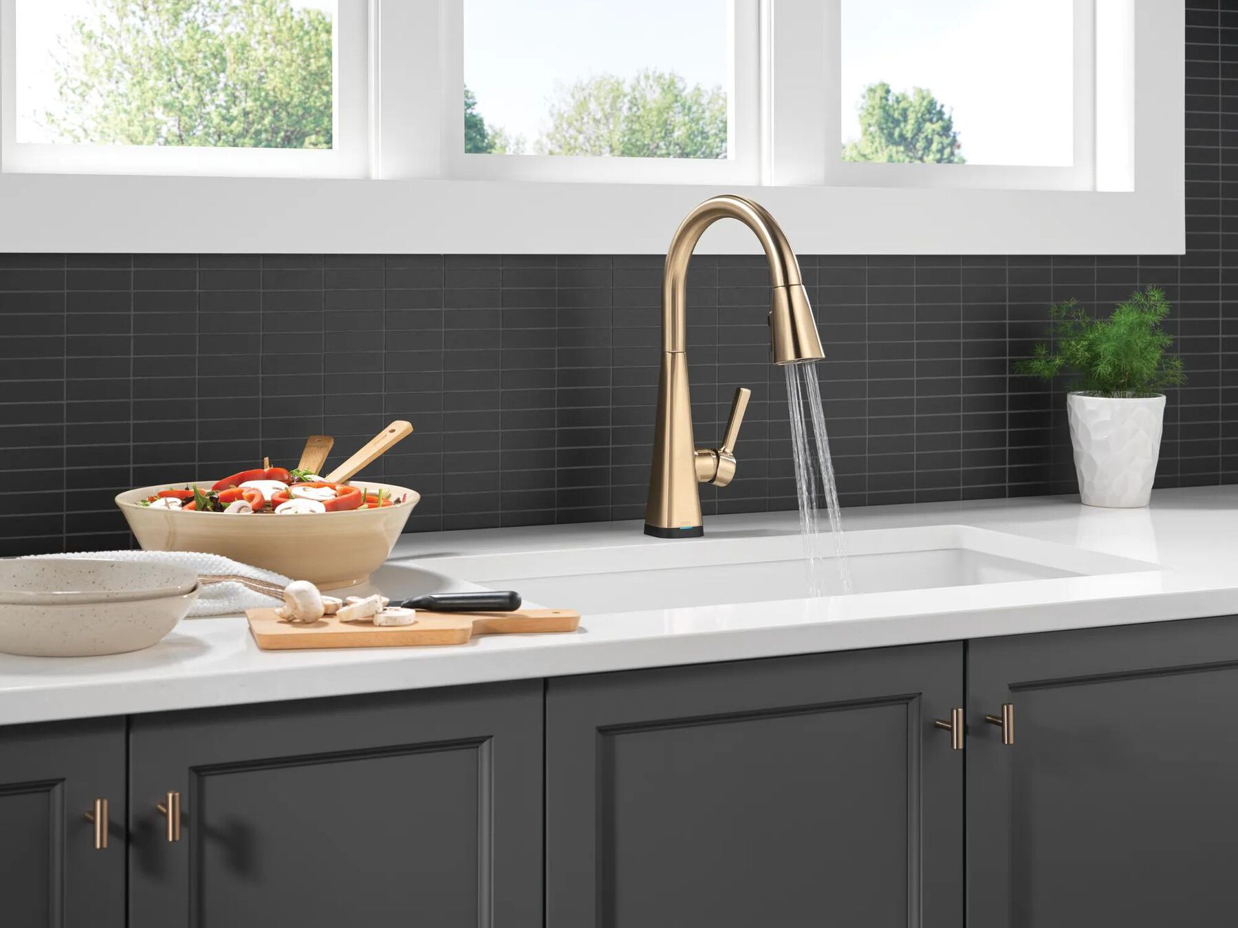 Single-Handle Pull-Down Kitchen Faucet with Touch<sub>2</sub>O&reg; Technology (Recertified)