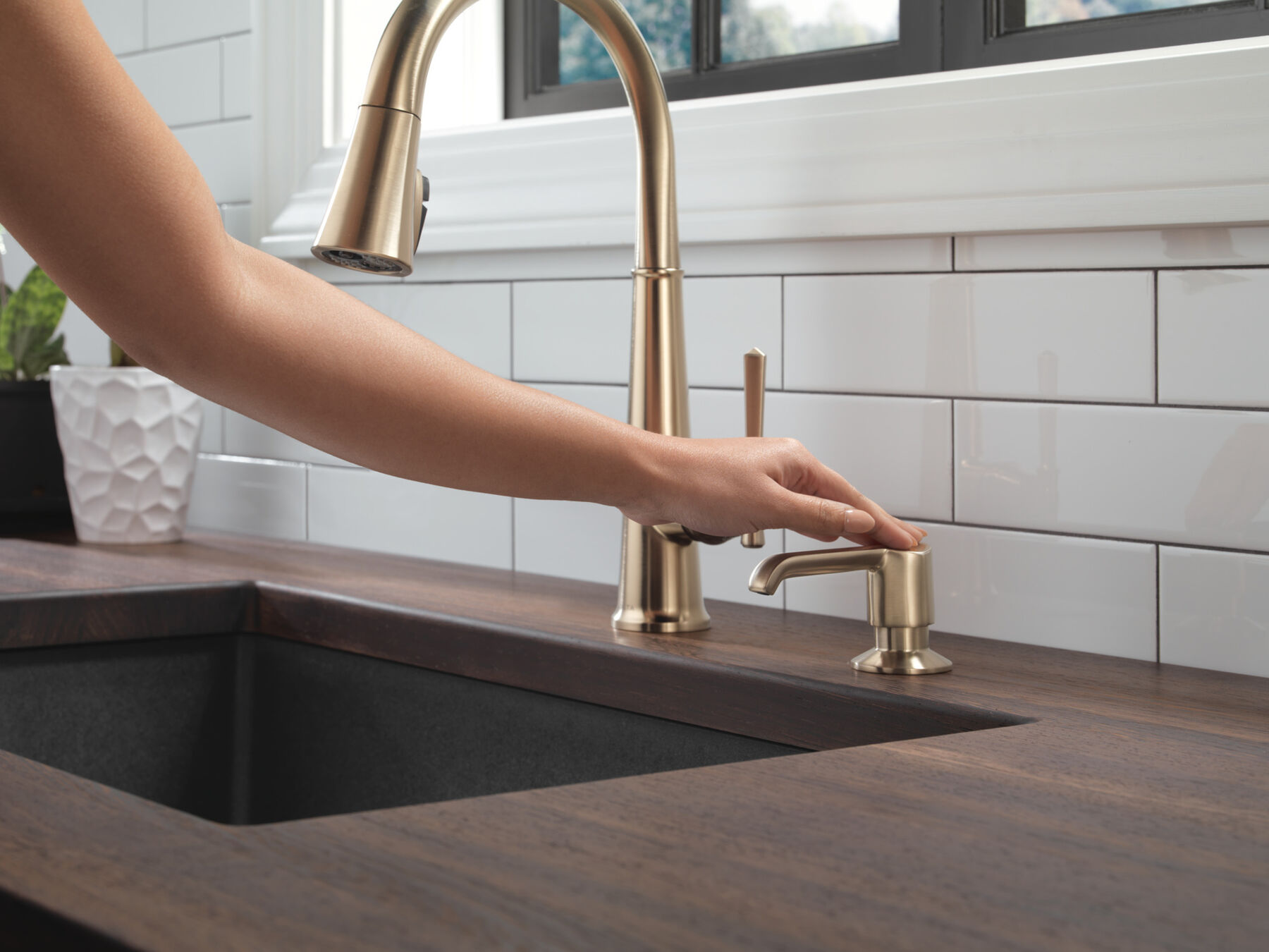 Single Handle Pull-Down Kitchen Faucet