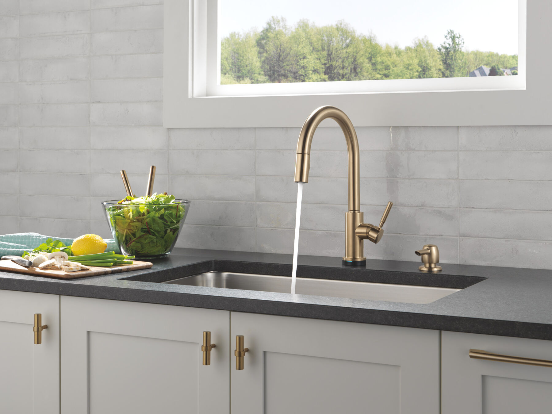 Single Handle Pull-Down Touch<sub>2</sub>O&reg; Technology Kitchen Faucet with Touchless Technology