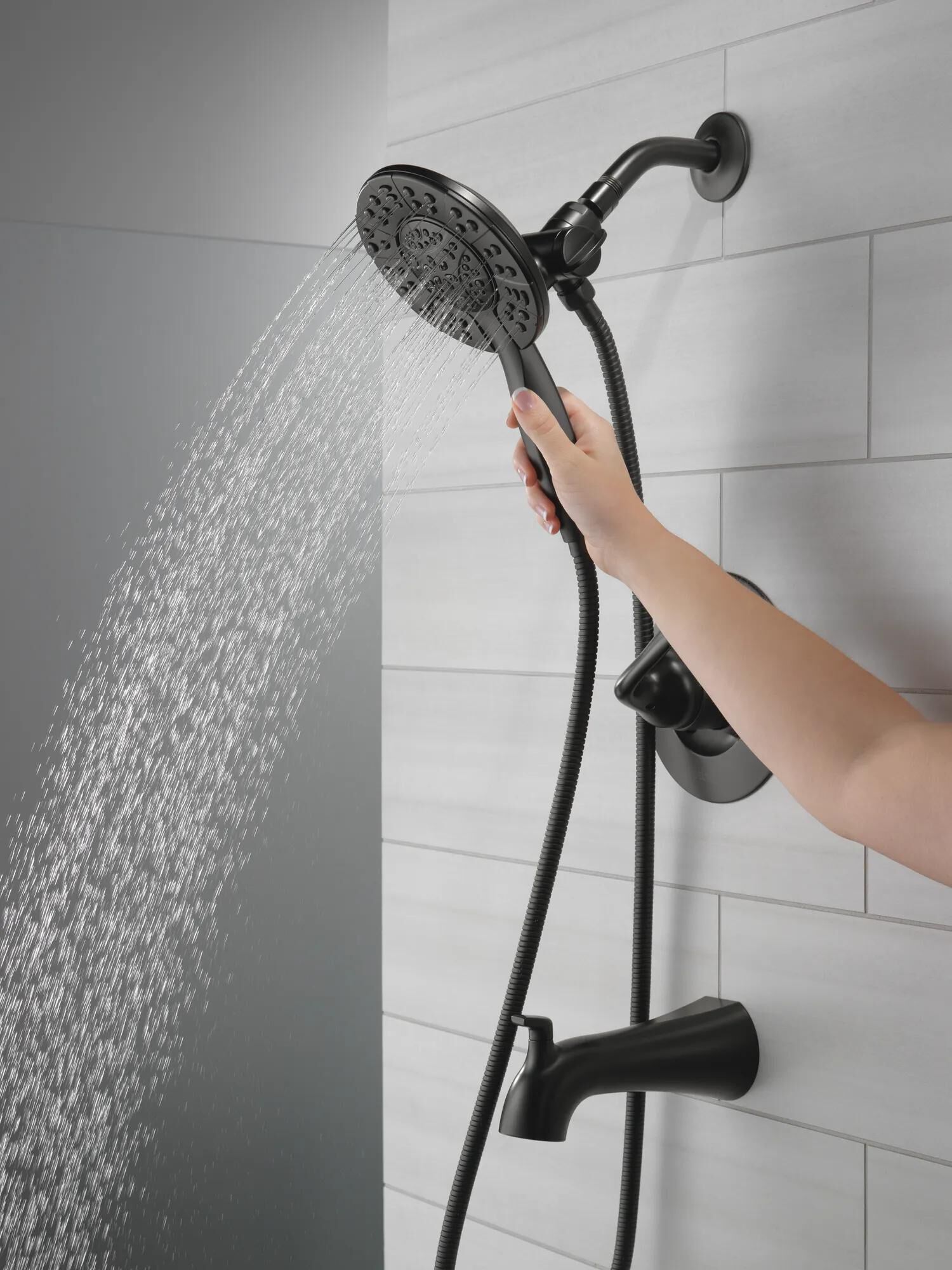 144840-BL-I_MODEL_WATER_01_WEB