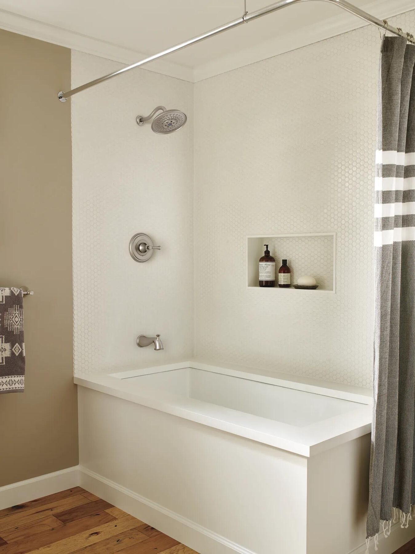Monitor&reg; 14 Series Tub and Shower