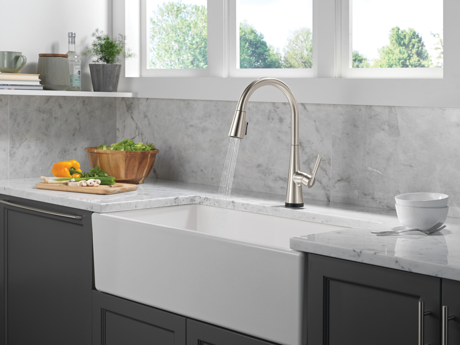 Single Handle Pull-Down Touch<sub>2</sub>O&reg; Technology Kitchen Faucet with Touchless Technology