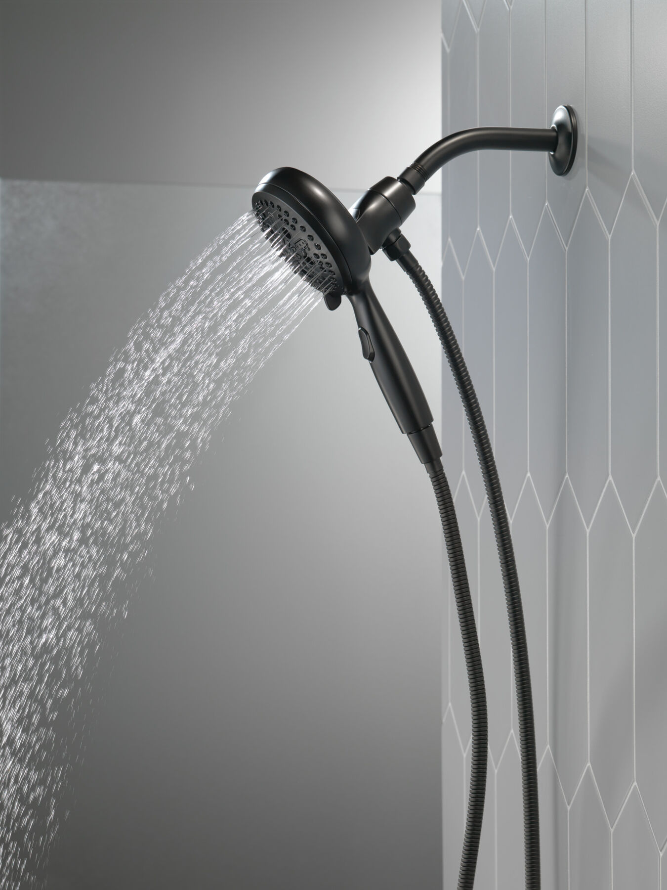 7-Setting SureDock&reg; Magnetic Hand Shower