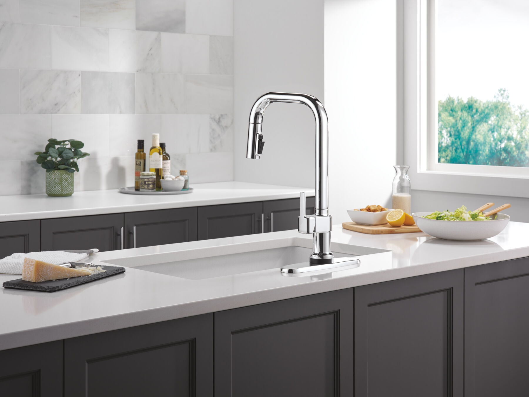 Touch2O&reg; with Touchless Technology Single Handle Pull-Down Kitchen Faucet