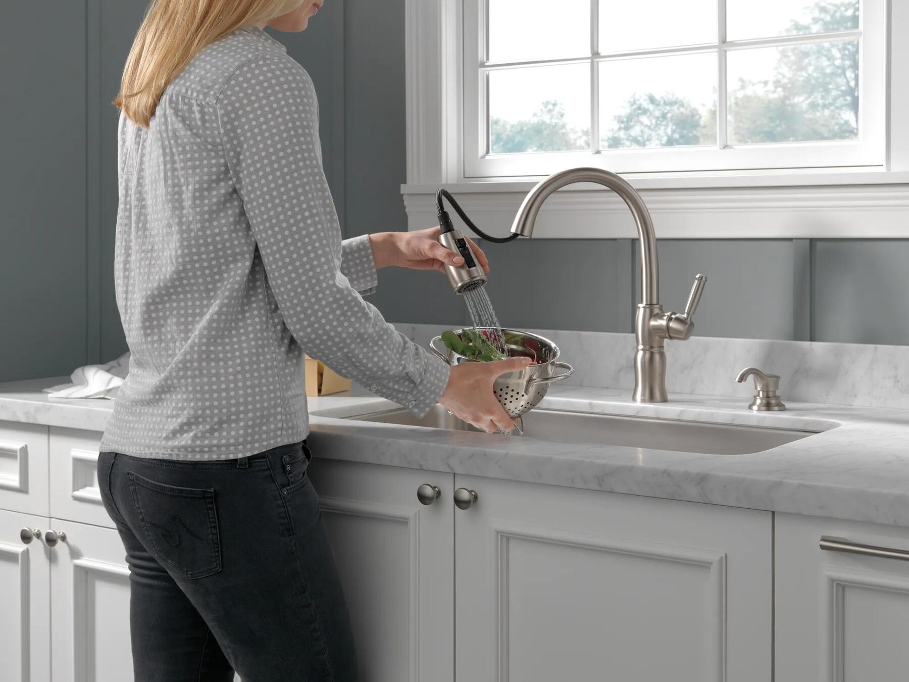 Single Handle Pull-Down Kitchen Faucet
