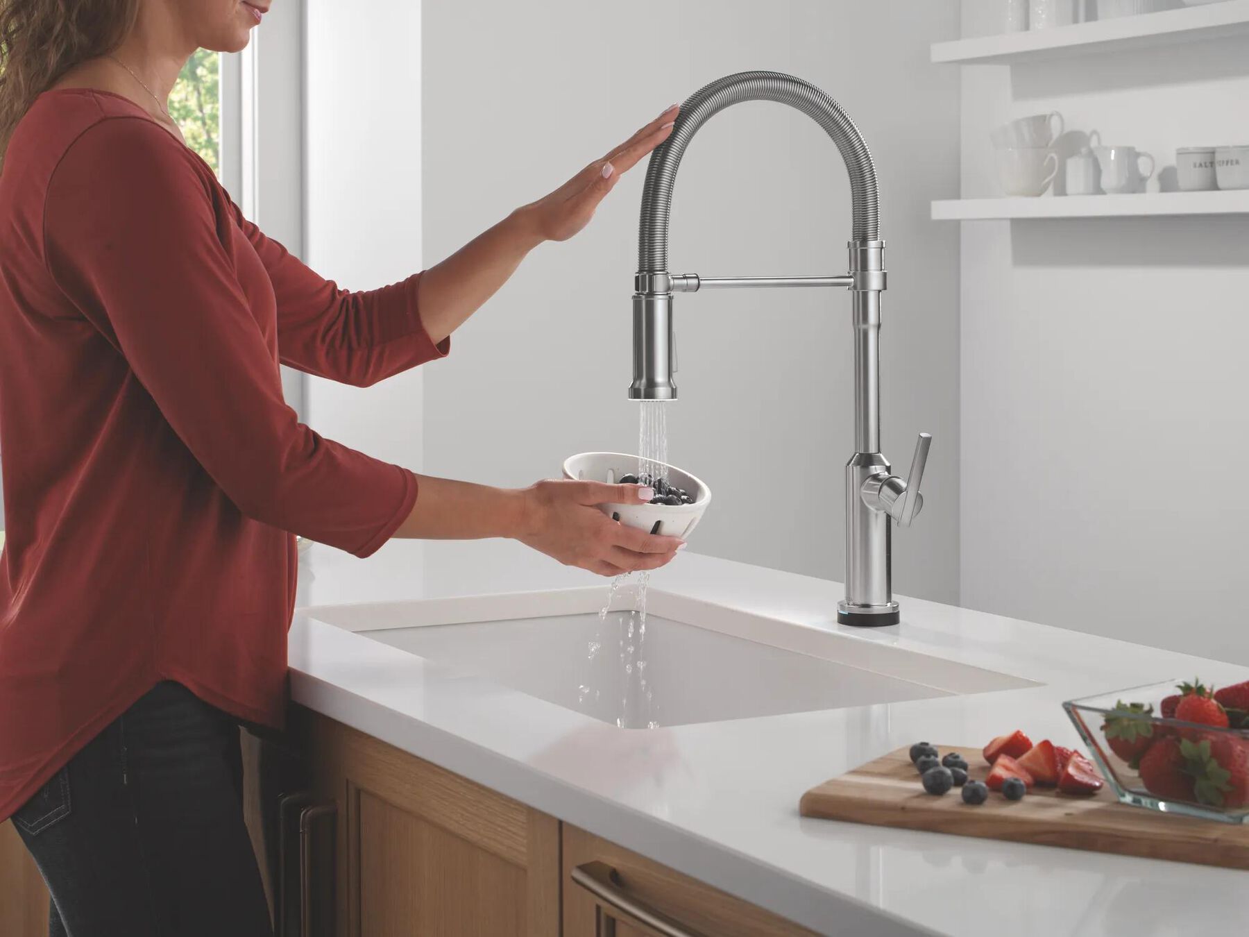 Touch2O&reg; Technology Kitchen Faucet with Touchless Technology