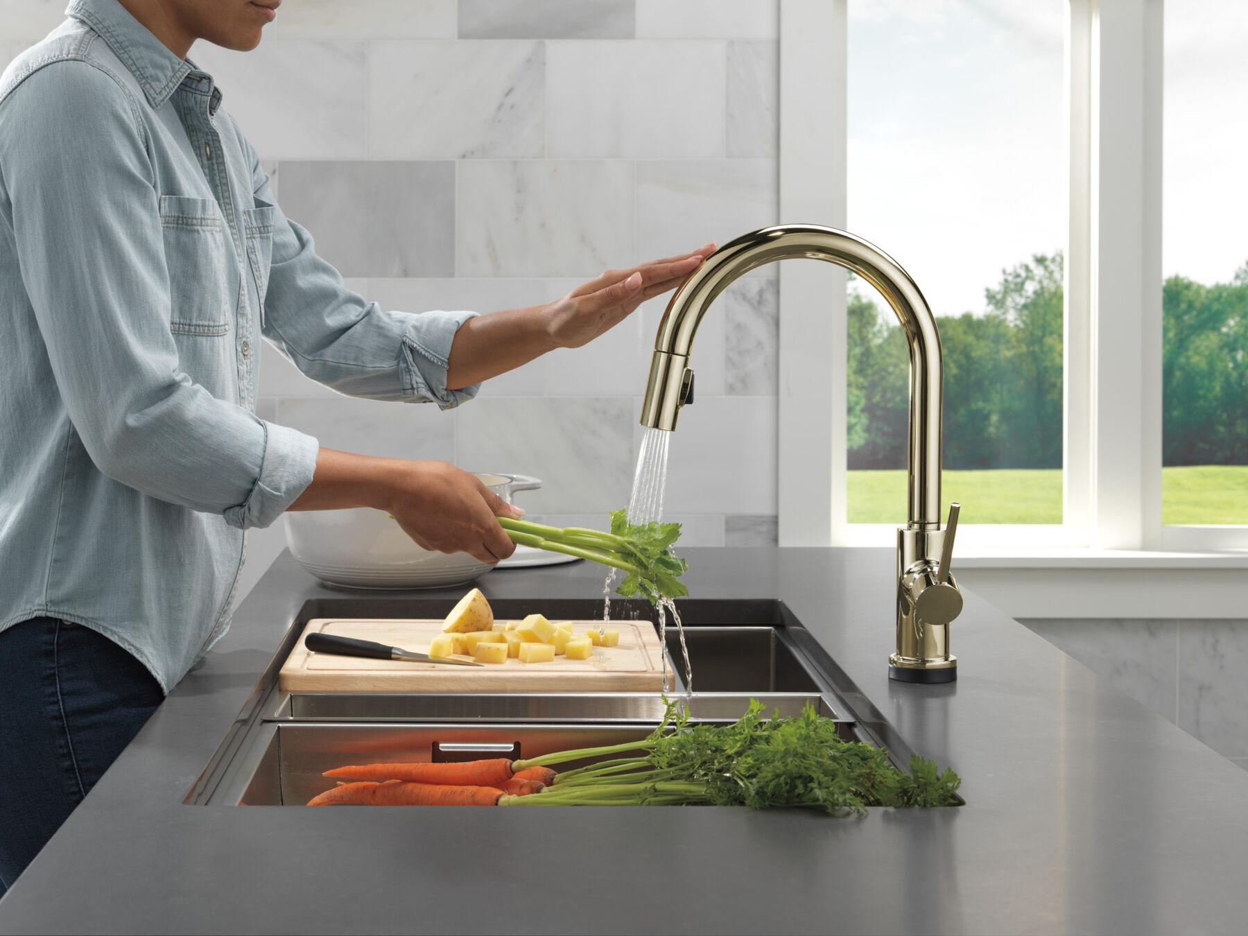 Touch<sub>2</sub>O&reg; Technology Kitchen Faucet with Touchless Technology