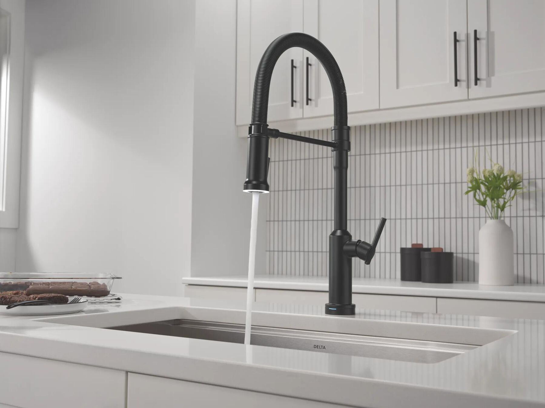 Touch2O&reg; Technology Kitchen Faucet with Touchless Technology