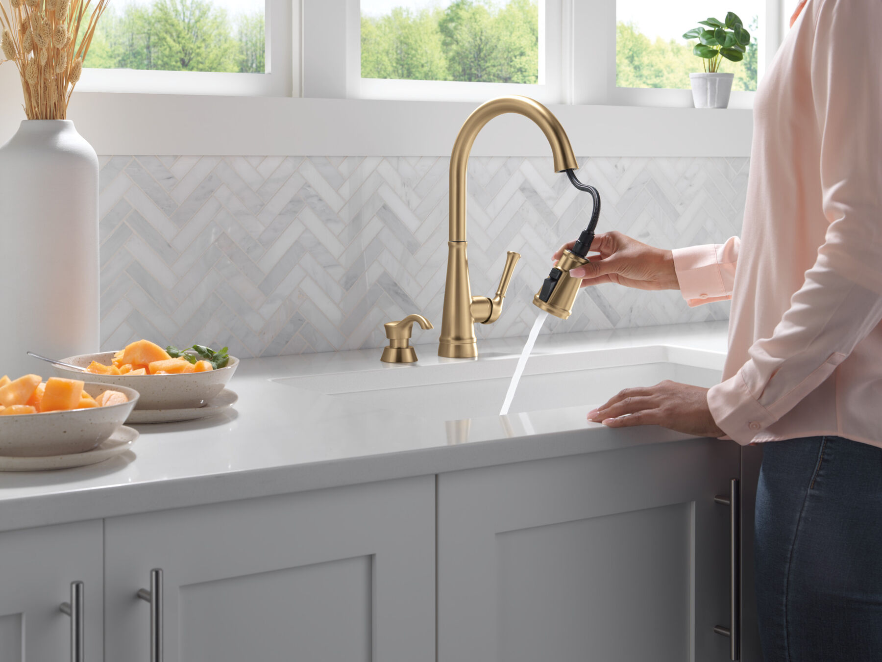 Single Handle Kitchen Pull-Down Faucet w/ Soap Dispenser