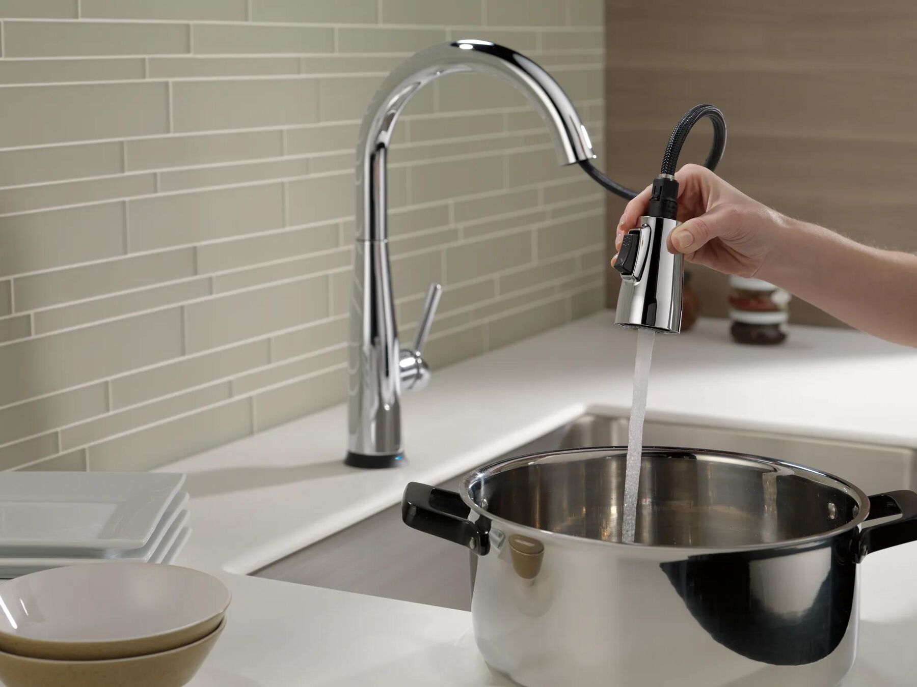 Single Handle Pull-Down Kitchen Faucet with Touch<sub>2</sub>O&reg; Technology